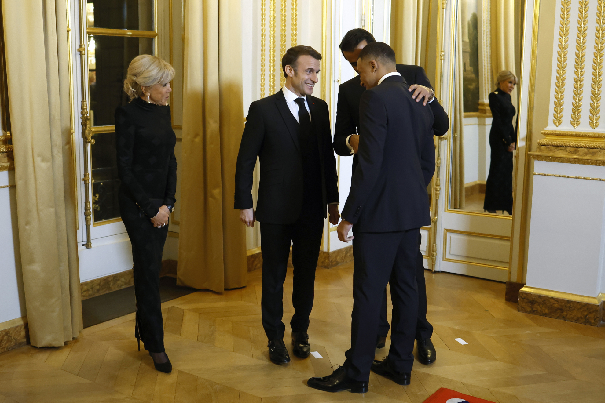 Emmanuel Macron y Mbappé charlan en el recibimiento de la cena de gala en el Elíseo.
