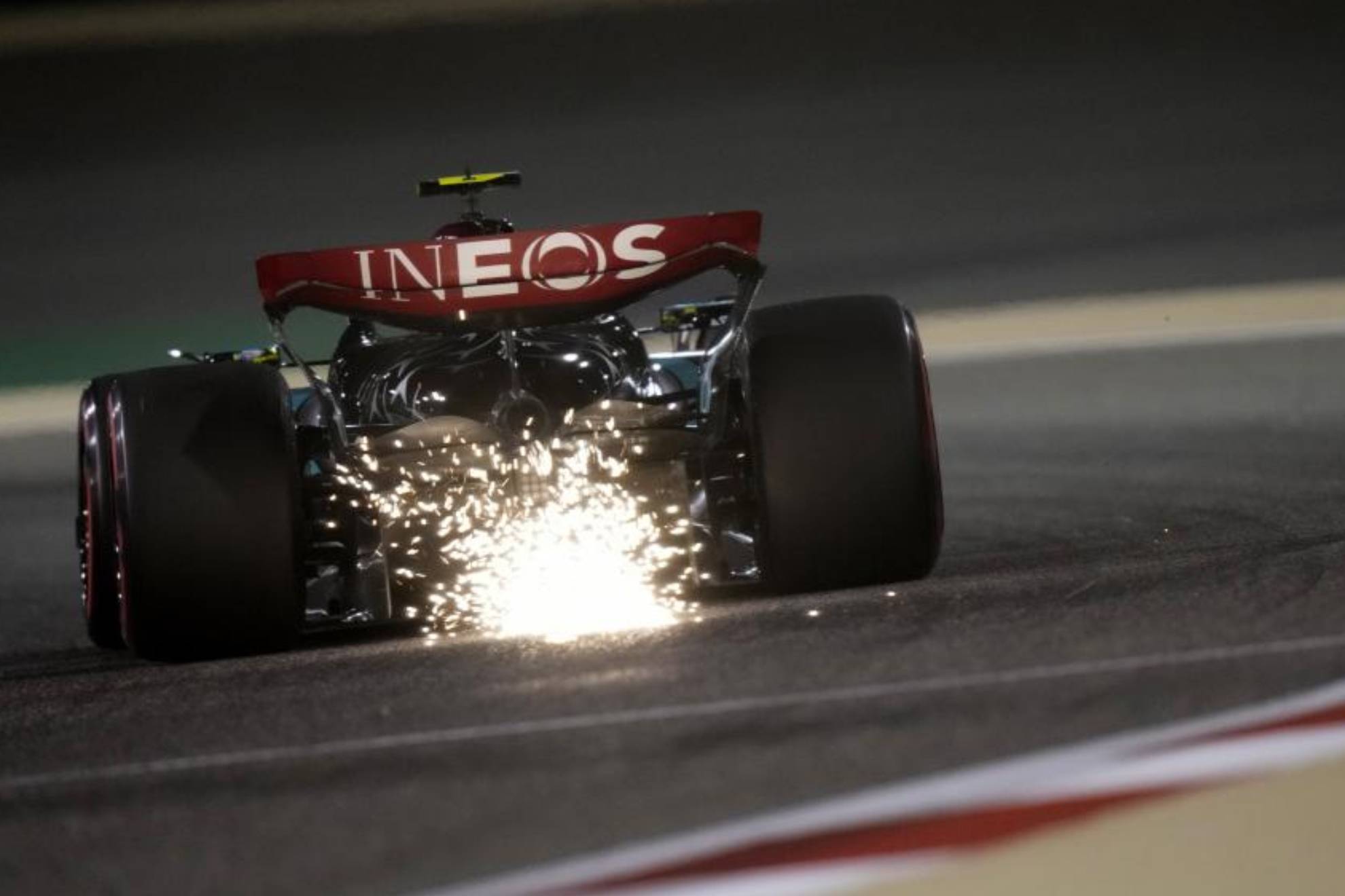 Hamilton, con el Mercedes W15, primero en los Libres 2 en Bahréin.
