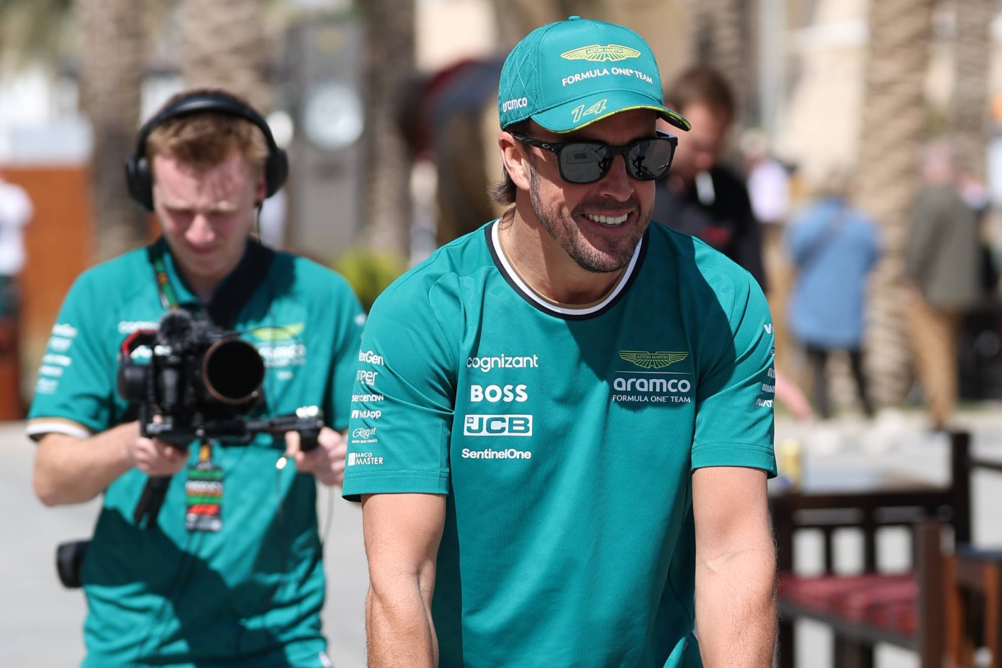 Alonso, en el paddock de Bahrein, este jueves.