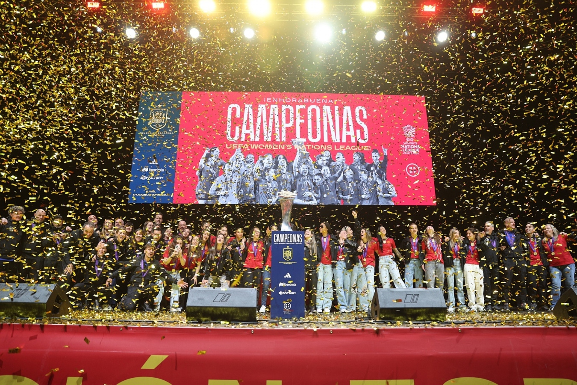 La selección española celebra el título de la Nations League femenina con la hinchada.