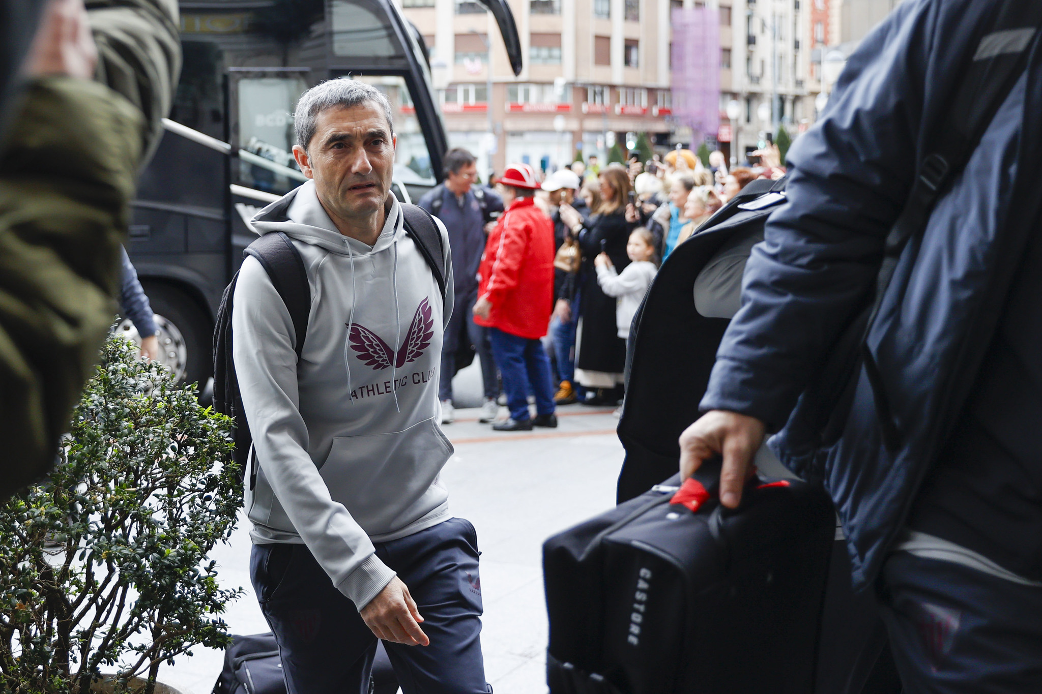 Valverde accede al hotel de concentración este mediodía entre un pasillo de aficionados.