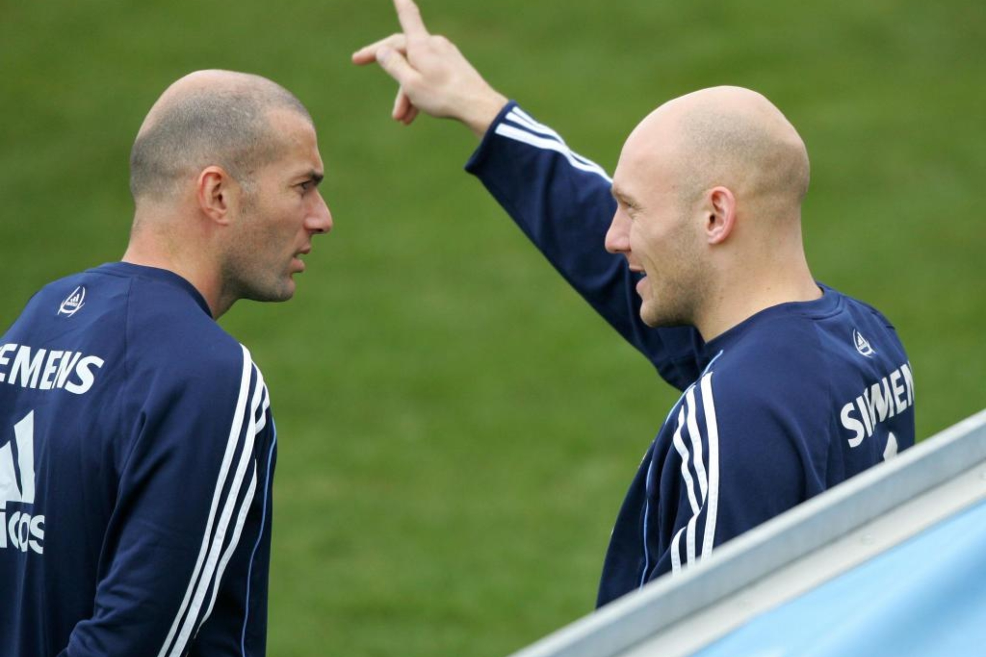 Zidane y Gravesen charlan durante un entrenamiento en 2006.