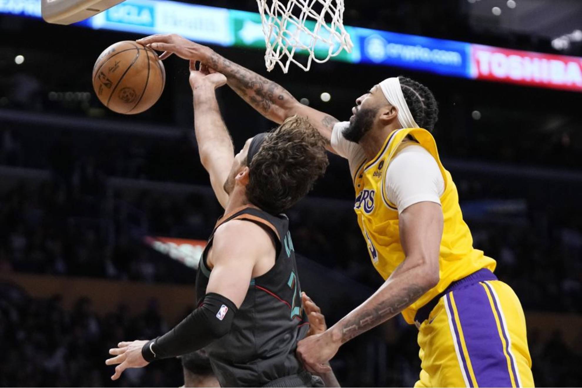 Anthony Davis tapona el tiro de Corey Kispert durante el partido entre Lakers y Wizards.
