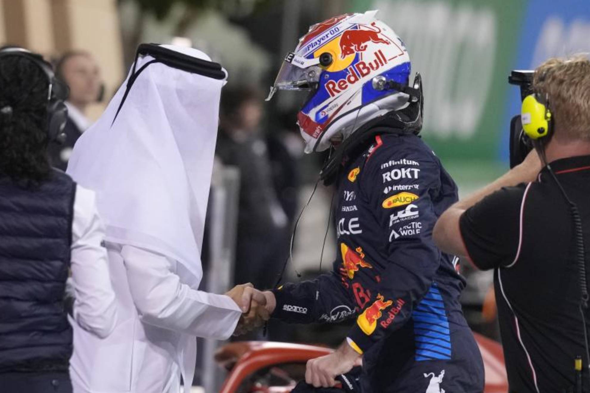 Verstappen, felicitado por el rey de Bahrein tras la pole.