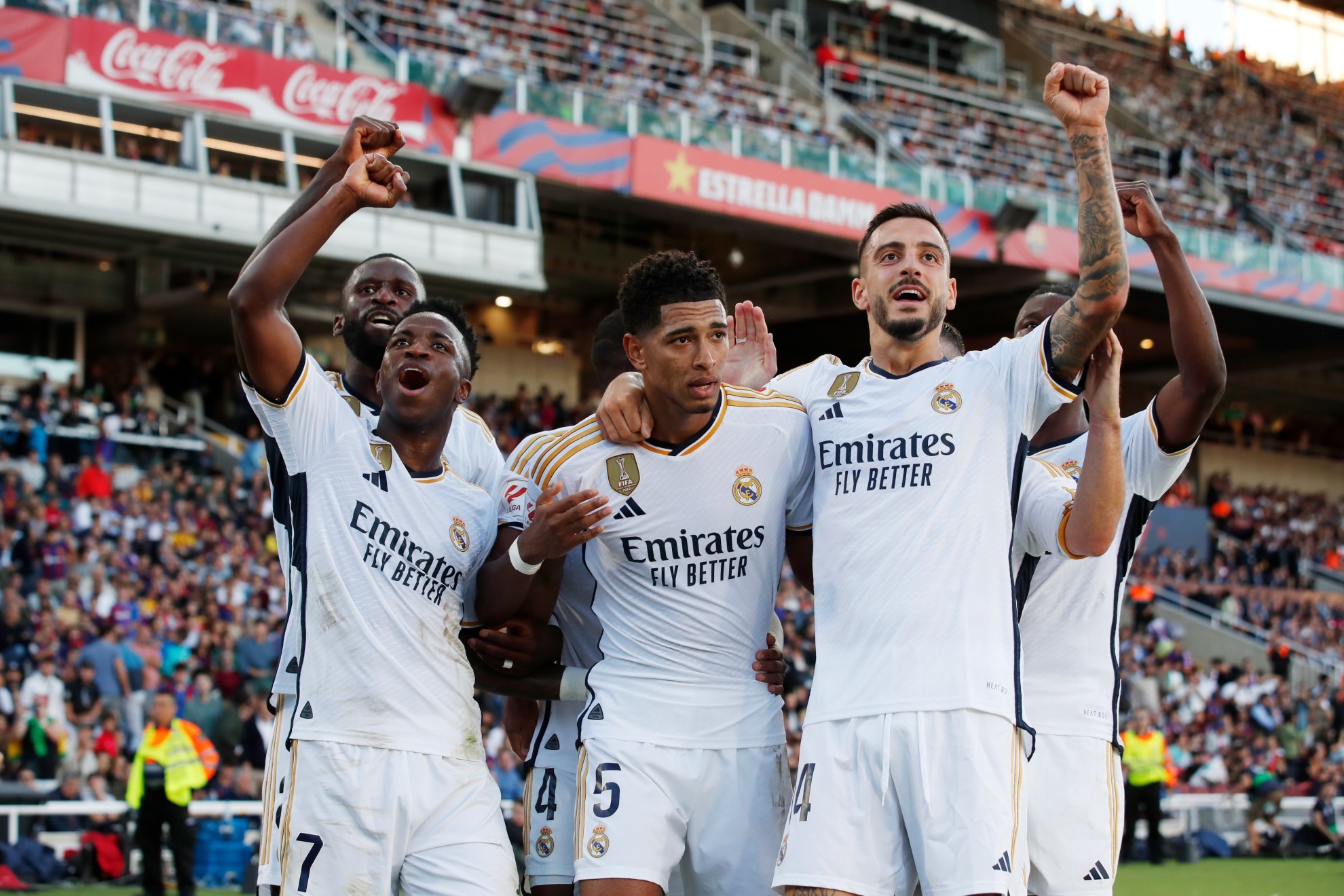 Vinicius, Bellingham y Joselu, celebrando el segundo gol del Real Madrid en Montjuc en el partido de la primera vuelta de LaLiga 23-24.
