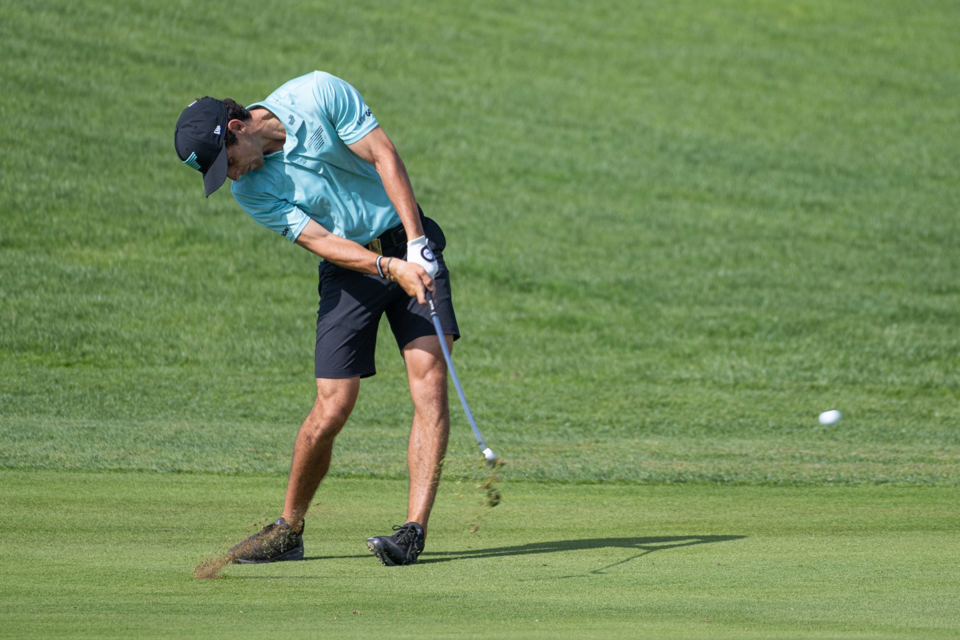 Joaquin Niemann juega un golpe en el LIV Golf de Jeddah
