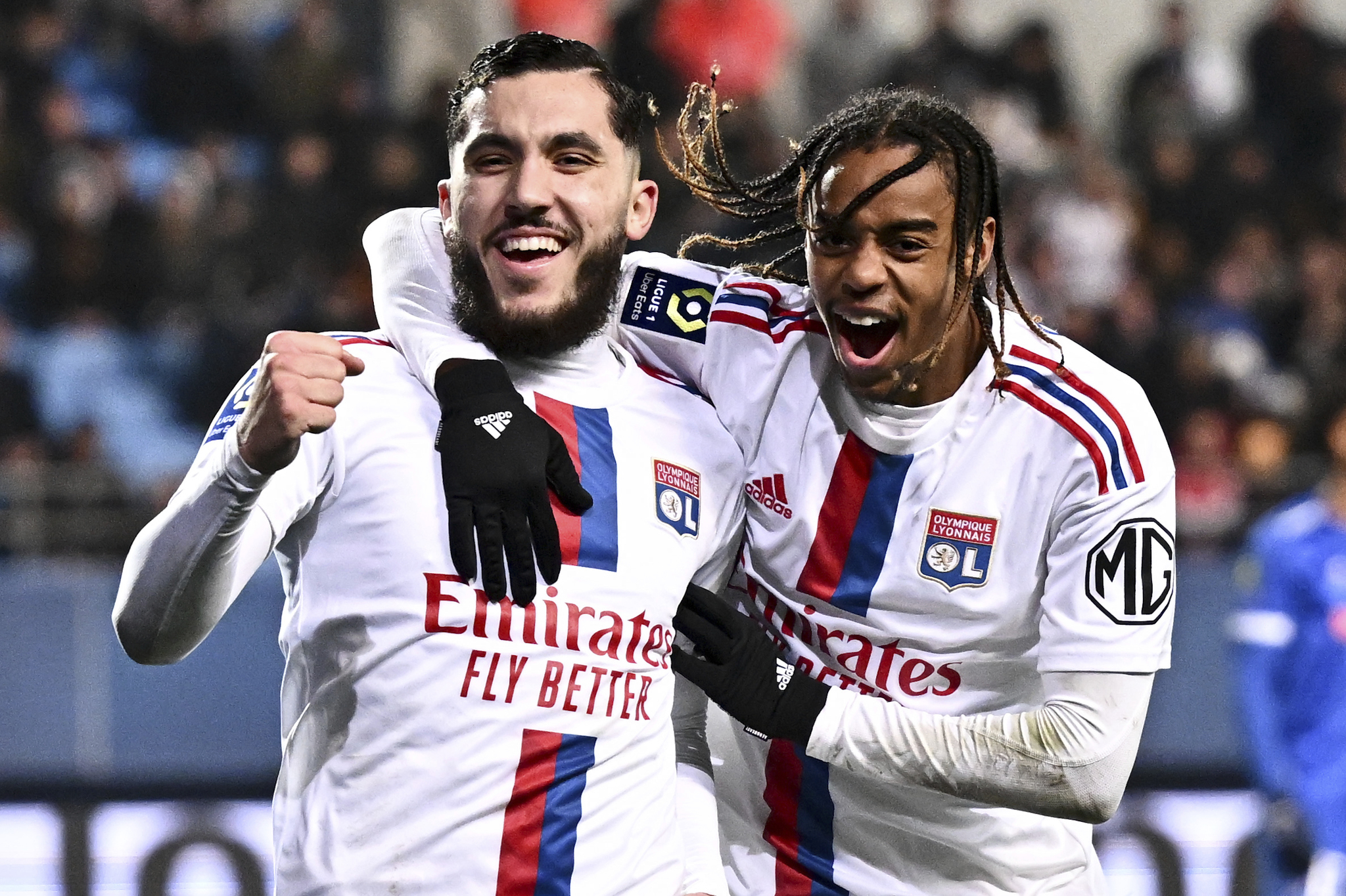 Barcola y Cherki celebran un gol con el Lyon