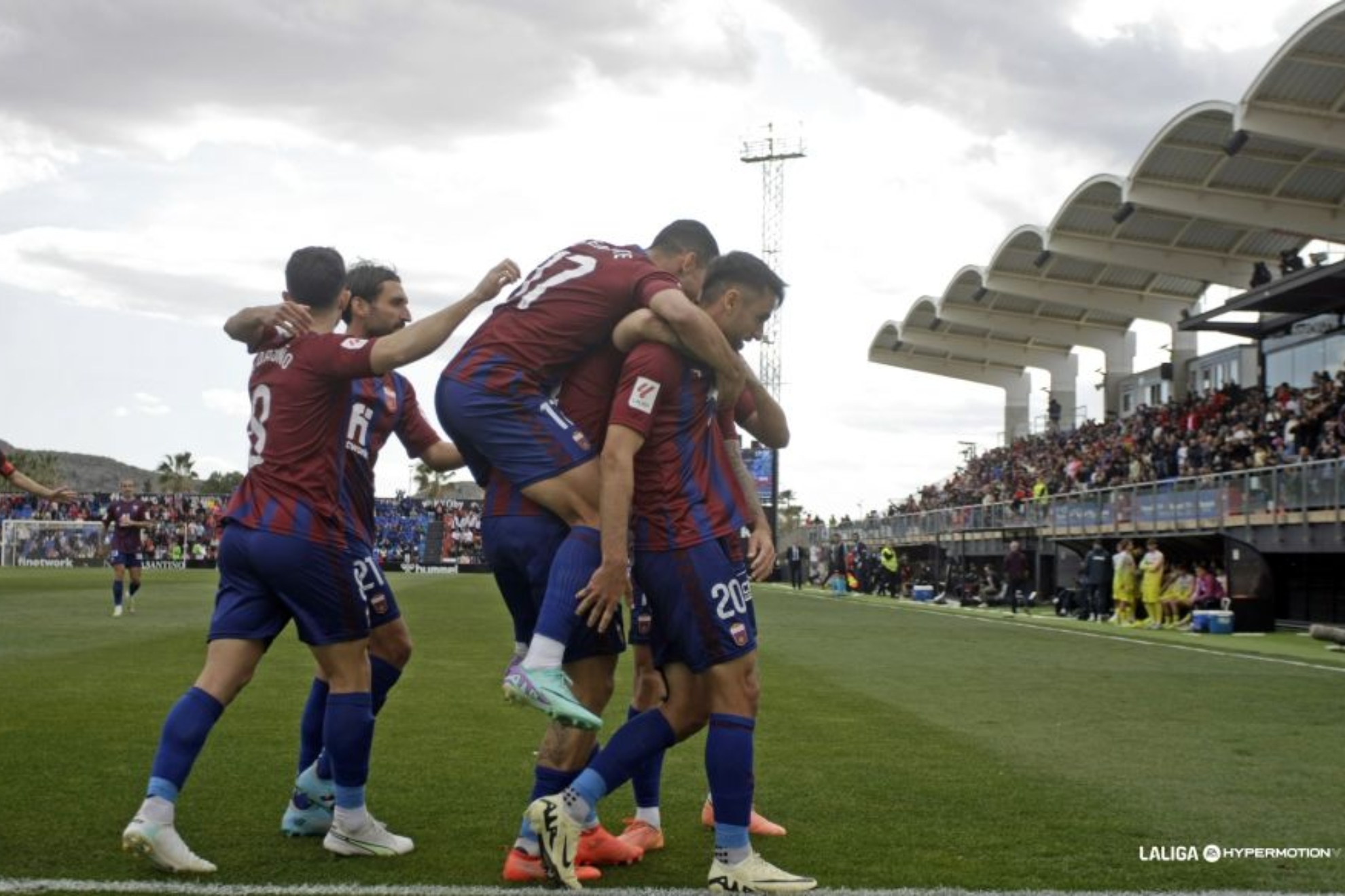 Los jugadores del Eldense felicitan a Chapela tras marcar su gol al Villarreal B.