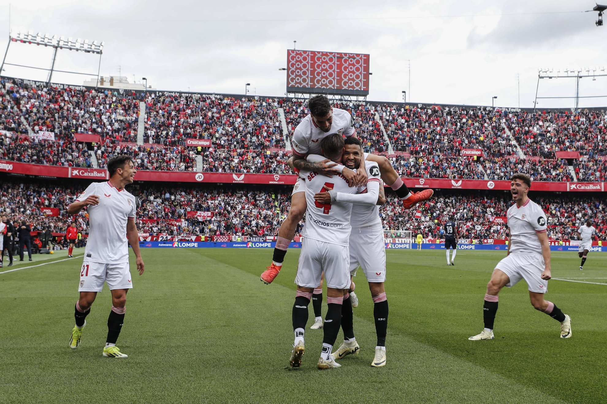 Sergio Ramos celebra el gol de la victoria con sus compañeros.