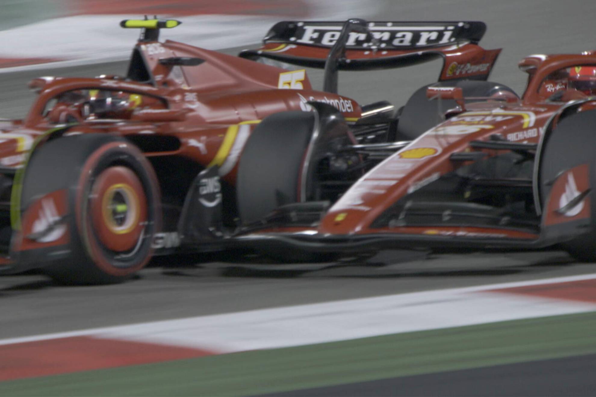 Sainz, en el momento de pasar a Leclerc en el tramo inicial de la carrera.