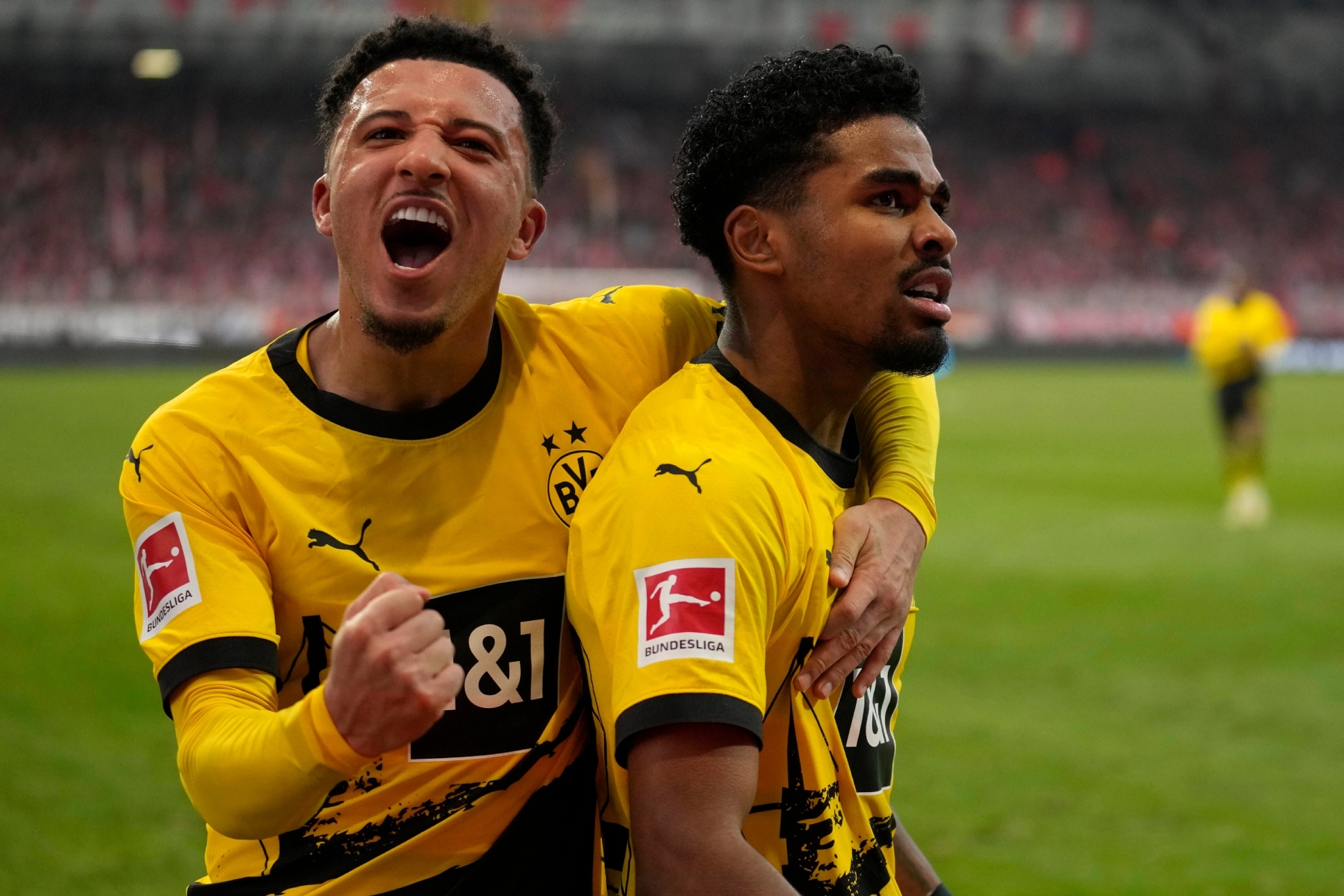 Jadon Sancho e Ian Maatsen celebran la victoria del Borussia Dortmund.