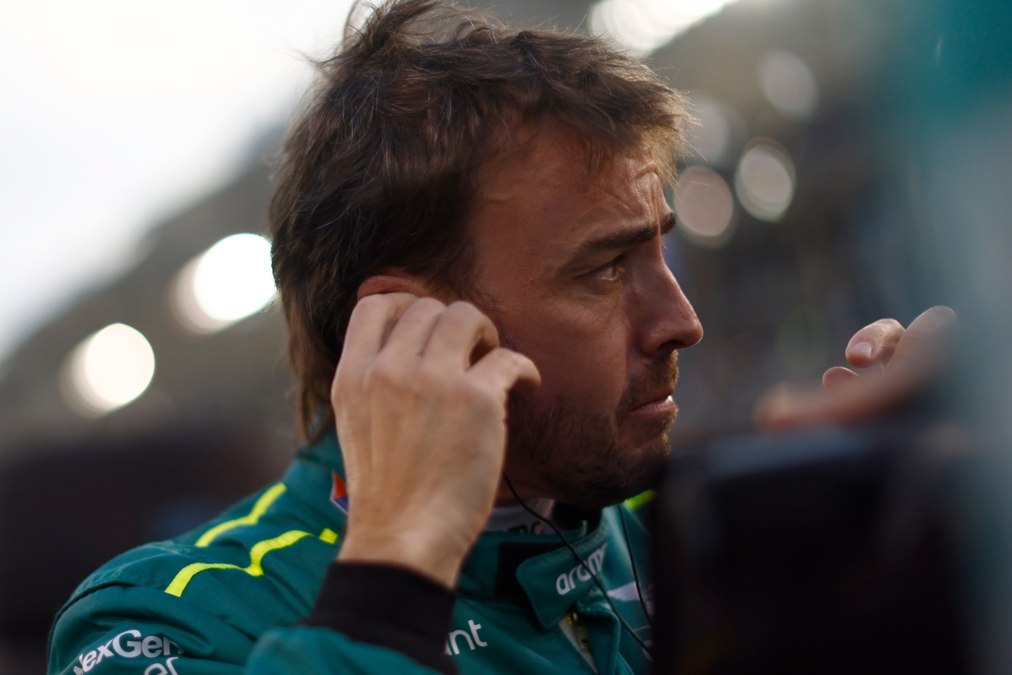 Fernando Alonso, colocndose el auricular.
