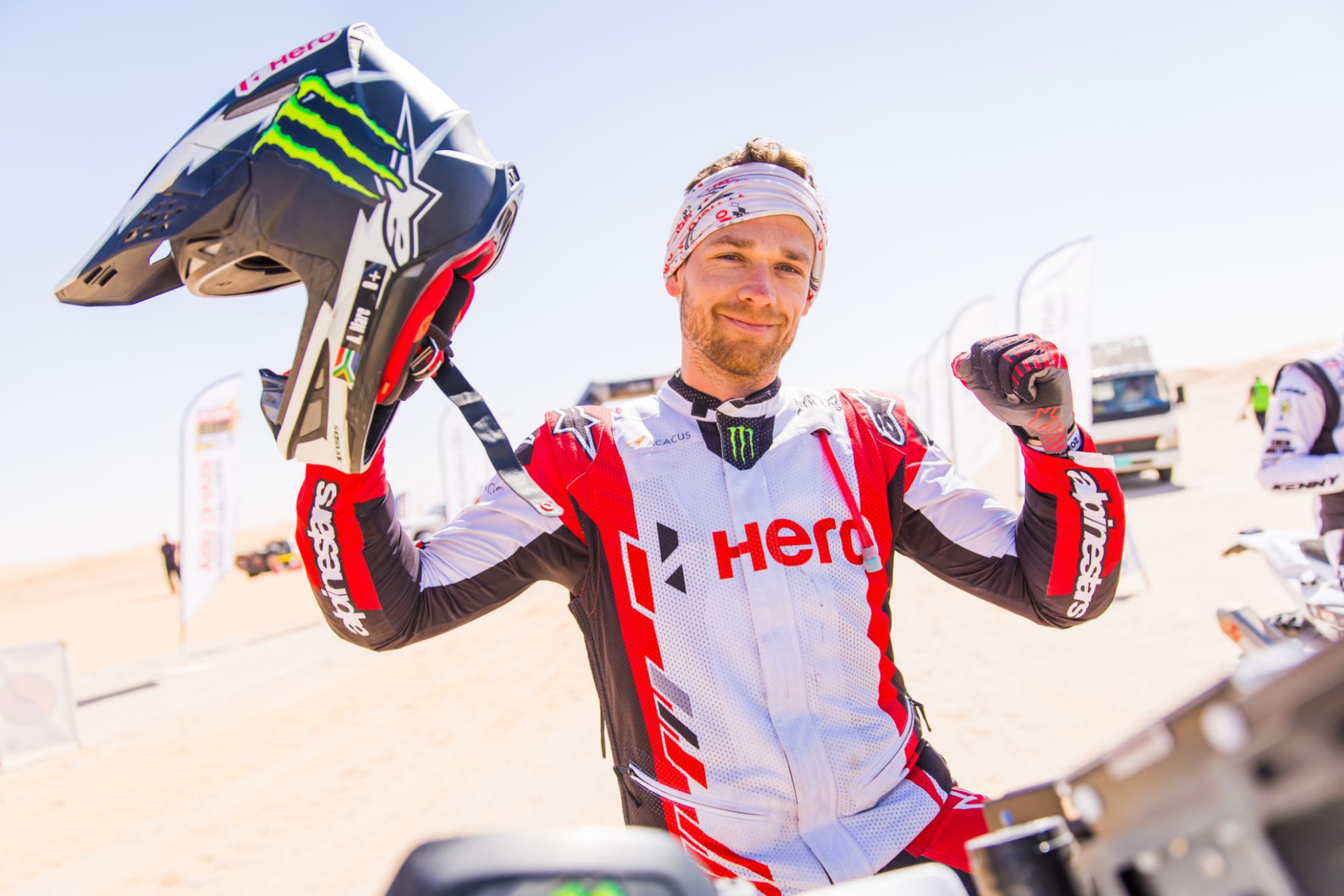 Aaron Mare celebra su triunfo en Abu Dhabi con la Hero.