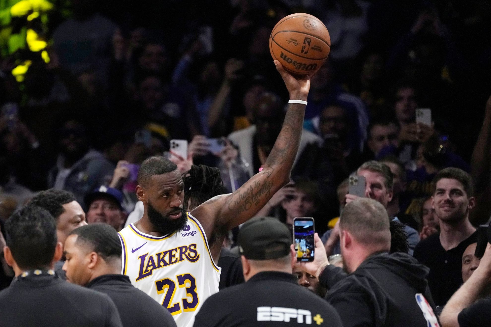 LeBron James scores easiest shot in basketball to reach 40,000 career points