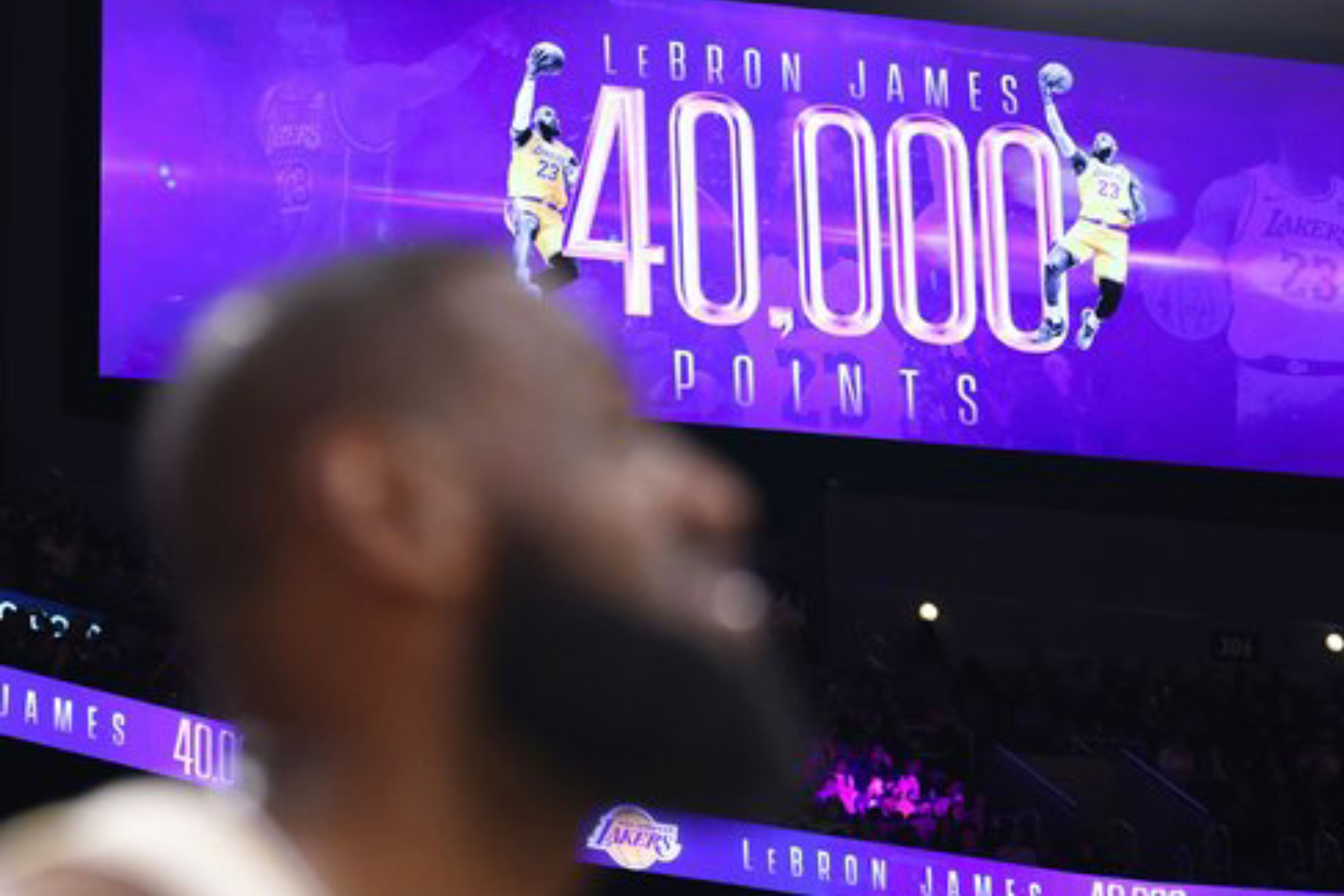 LeBron James, ante una imagen en el v�deomarcador anunciando su puntos 40.000 en la NBA.
