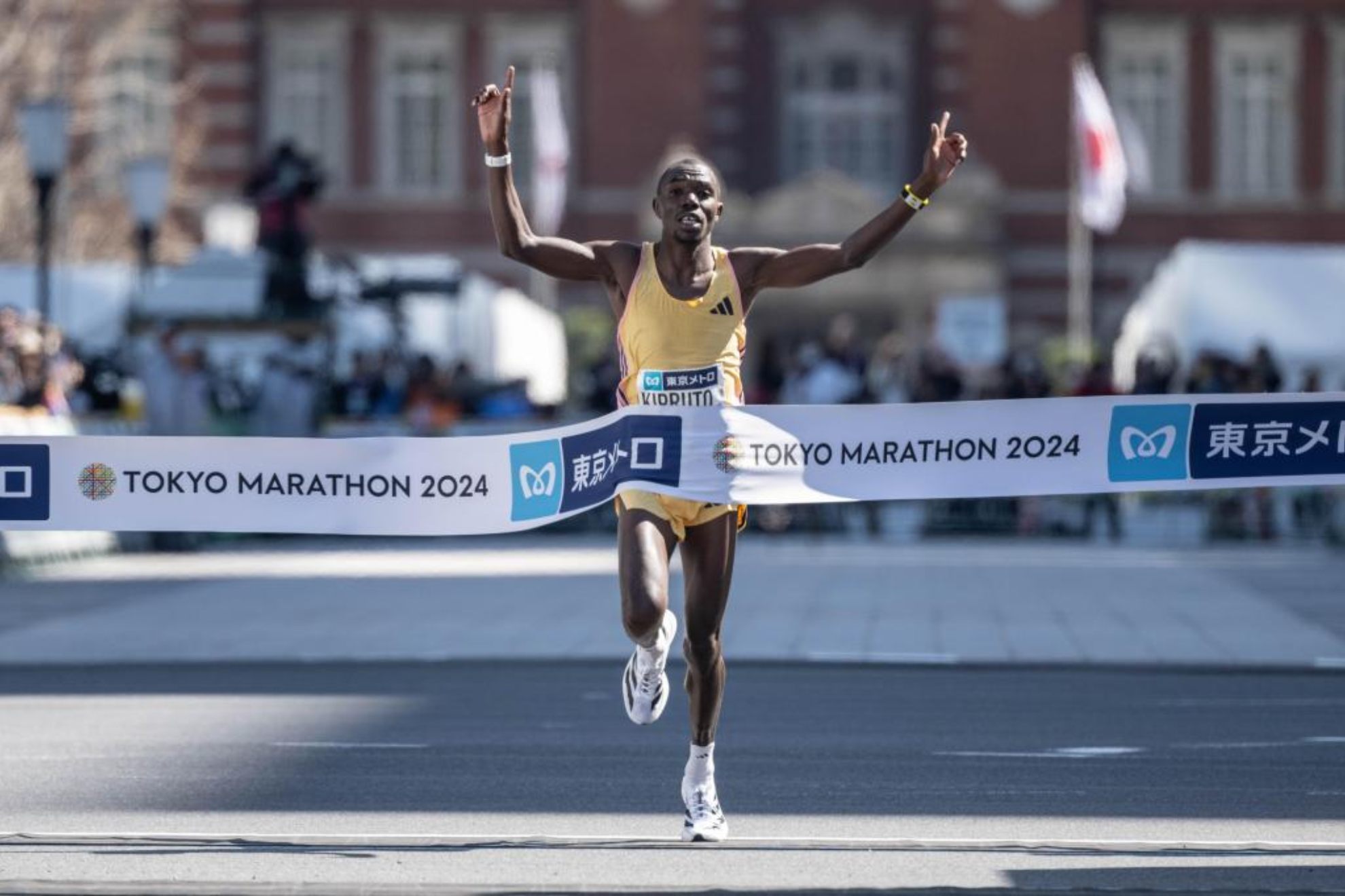 Benson Kipruto cruza la meta como ganador del Maratn de Tokio