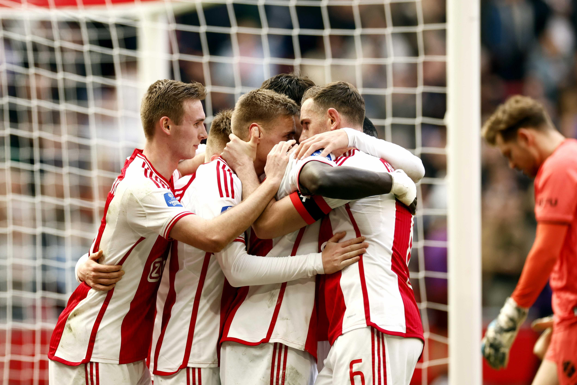 Los jugadores del Ajax celebran uno de sus goles.