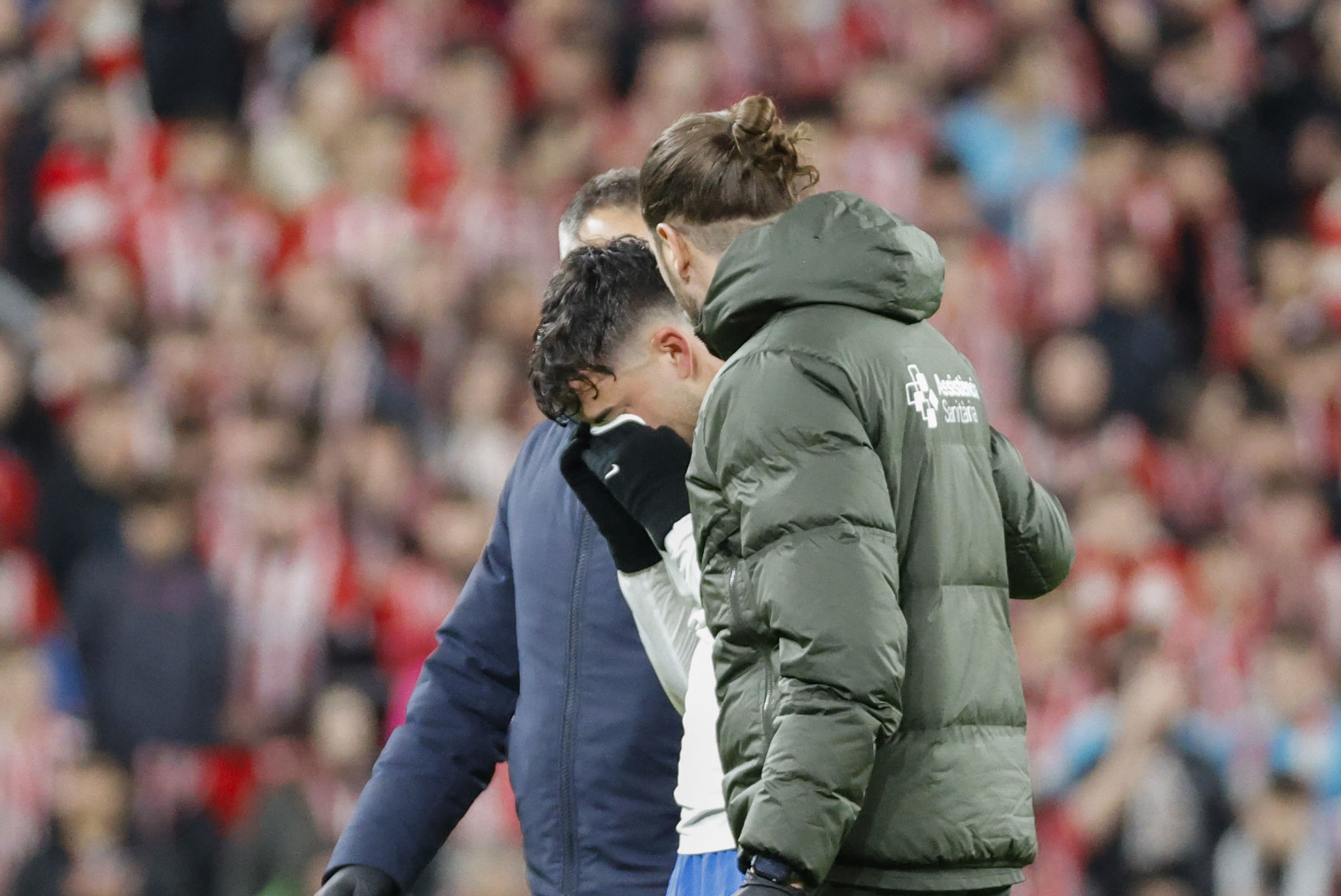 Pedri in tears after being forced to leave the game due to injury