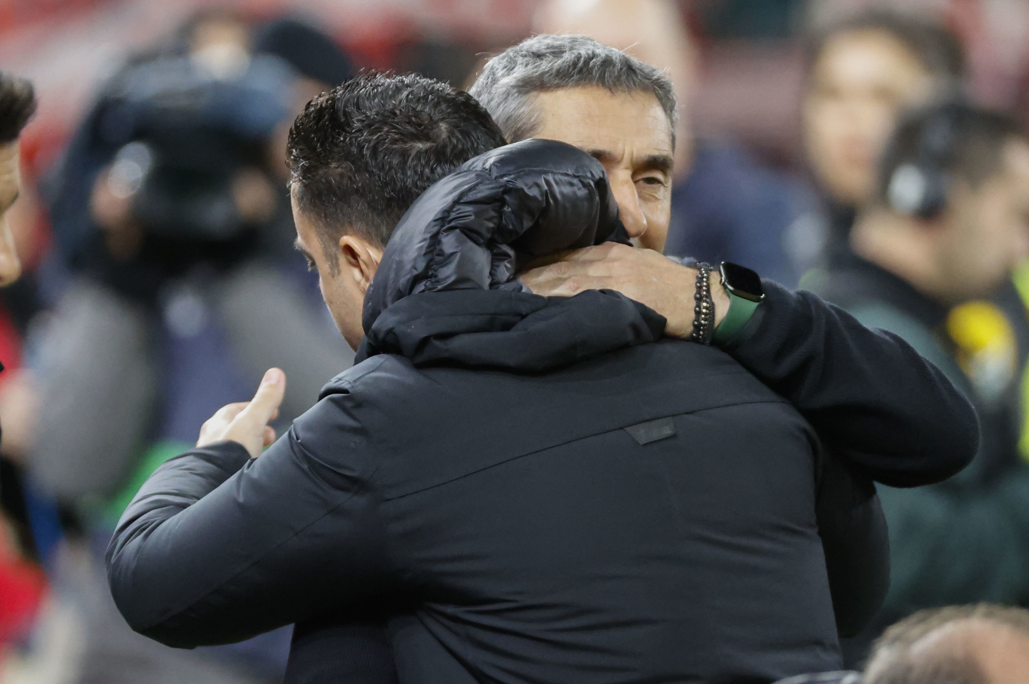 Valverde abraza a Xavi en San Mamés.