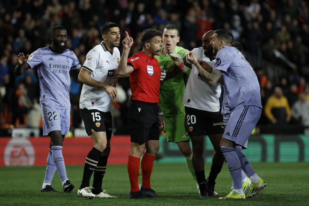 Gil Manzano recibe las protestas del jugadores del Real Madrid en el choque del equipo blanco ante el Valencia.