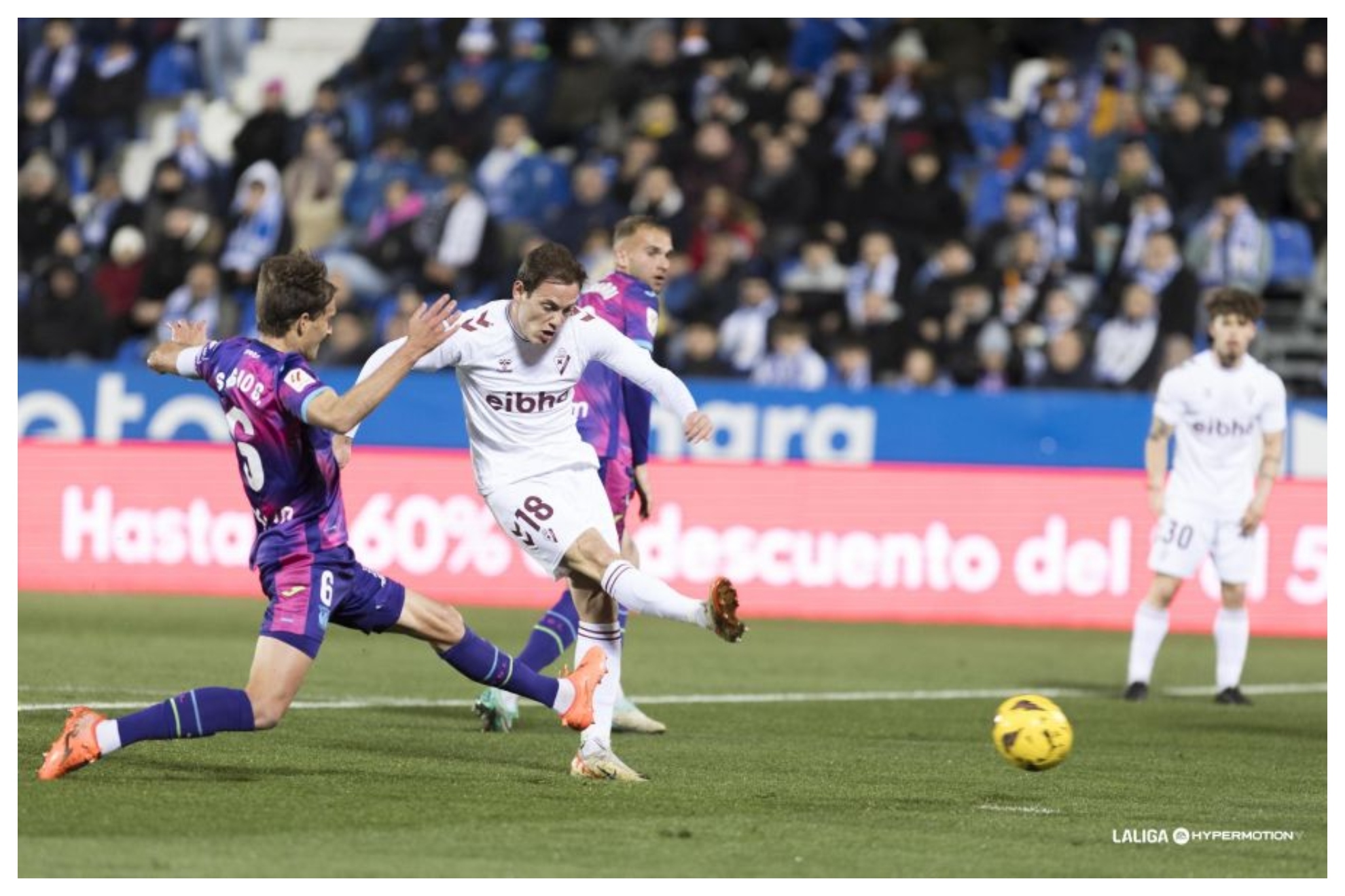 Jon Bautista dispara para marcar el segundo gol del Eibar en Butarque