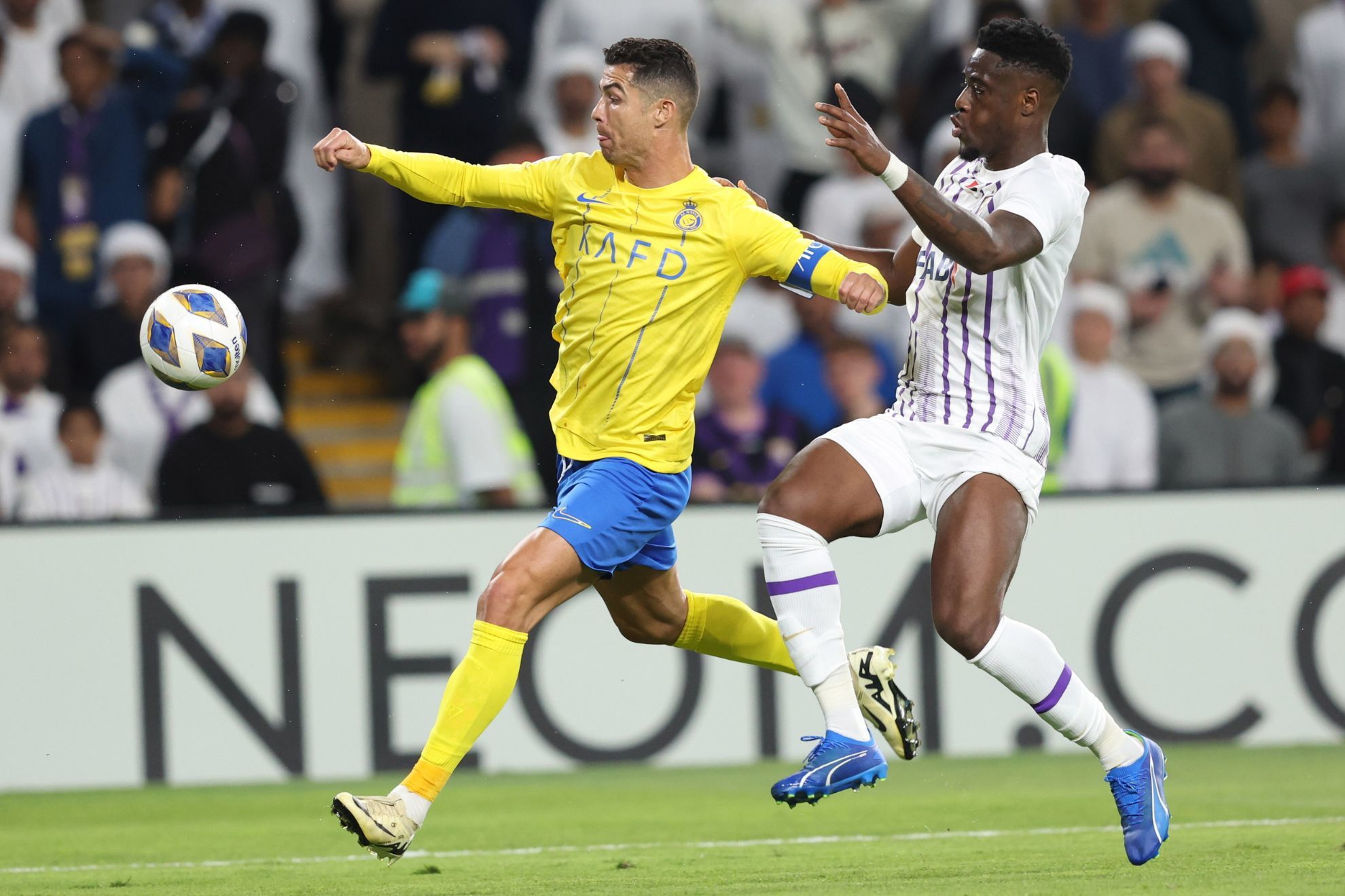 Cristiano Ronaldo disputa un balón durante el partido con Al-Ain