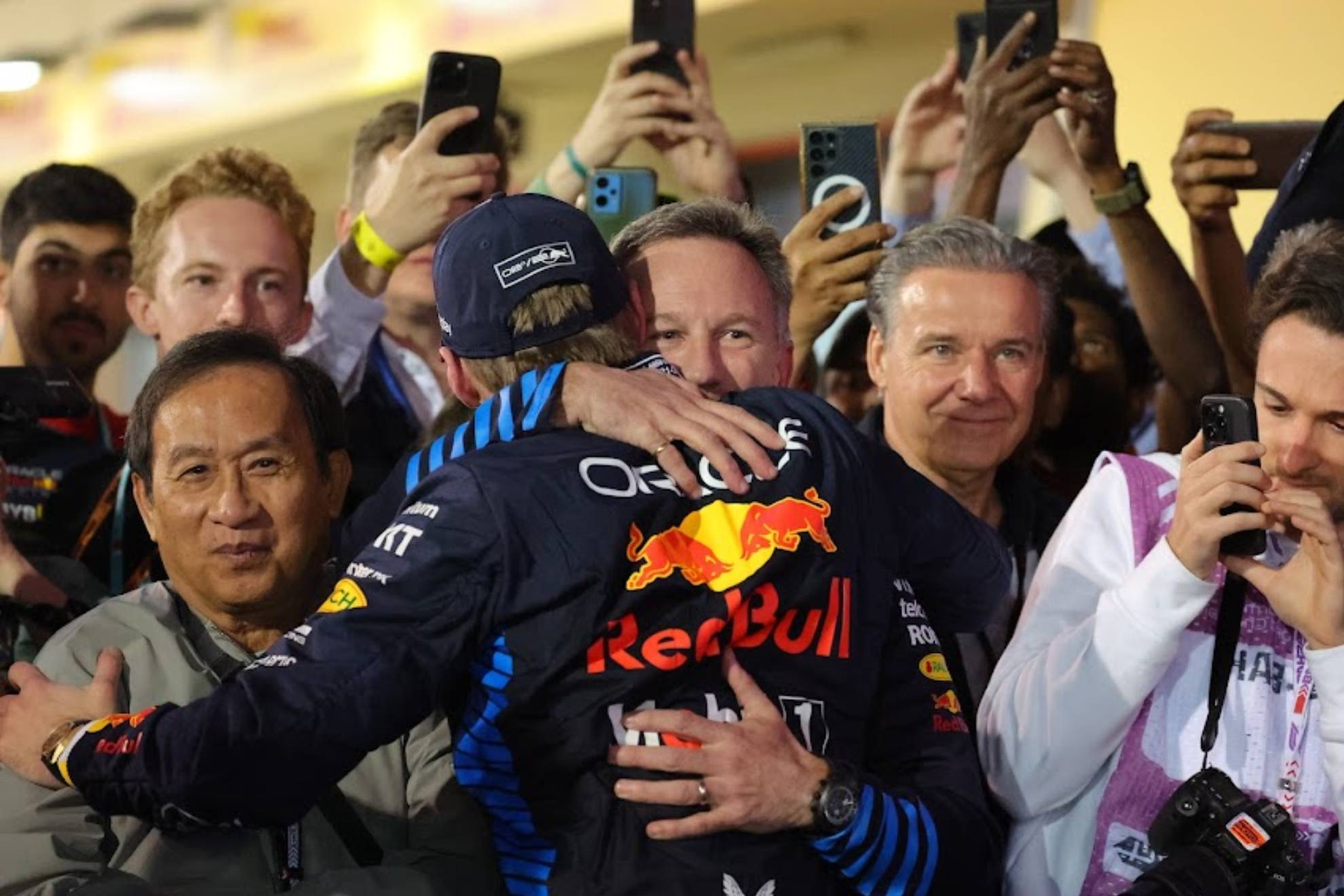 Verstappen abraza a Horner y a Yoovidihya, dueño de Red Bull, tras la victoria en el GP de Bahréin.