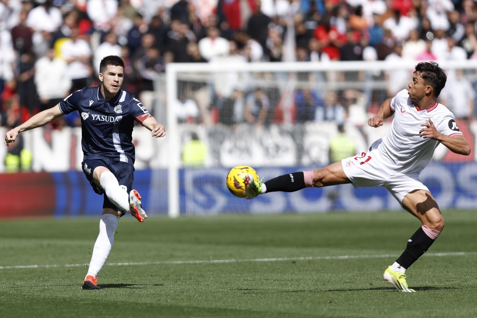 Óliver Torres tapona un pase frente a la Real Sociedad.