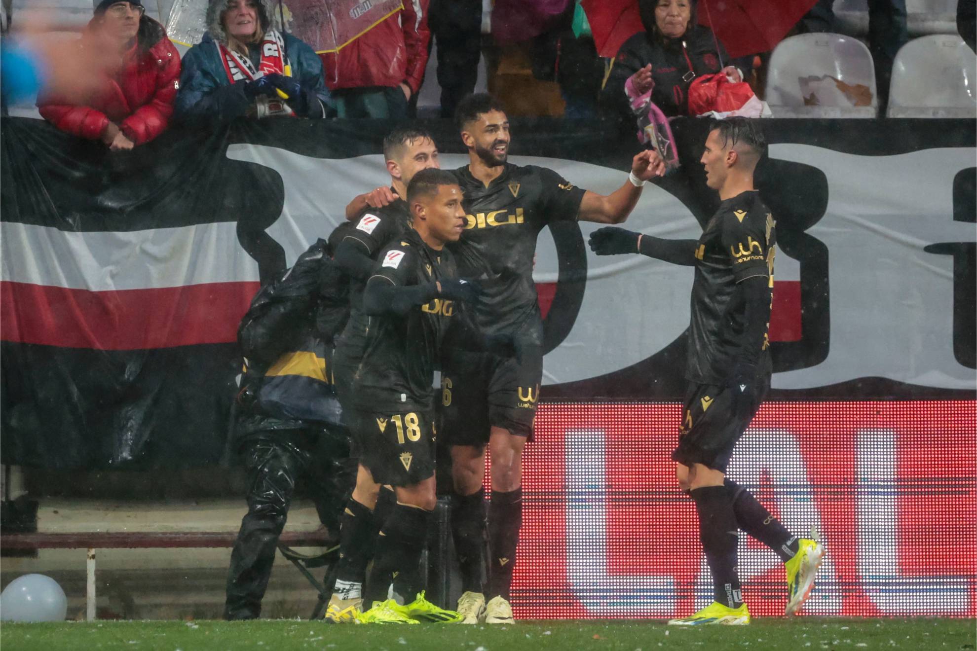 El Cdiz celebra su gol a ltima hora en Vallecas.