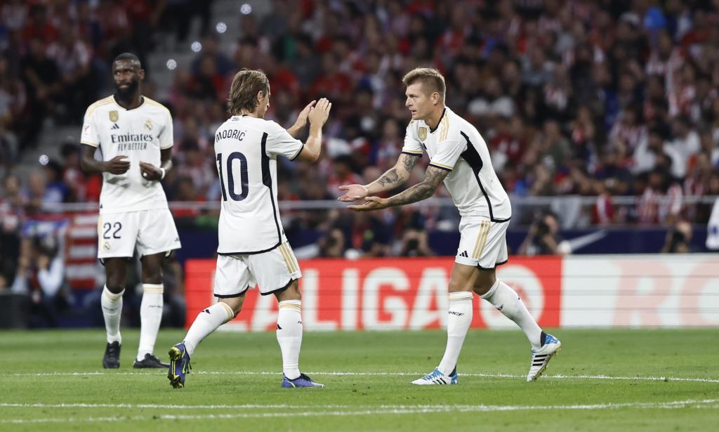 Modric y Kroos se saludan durante un partido del Real Madrid de esta temporada.