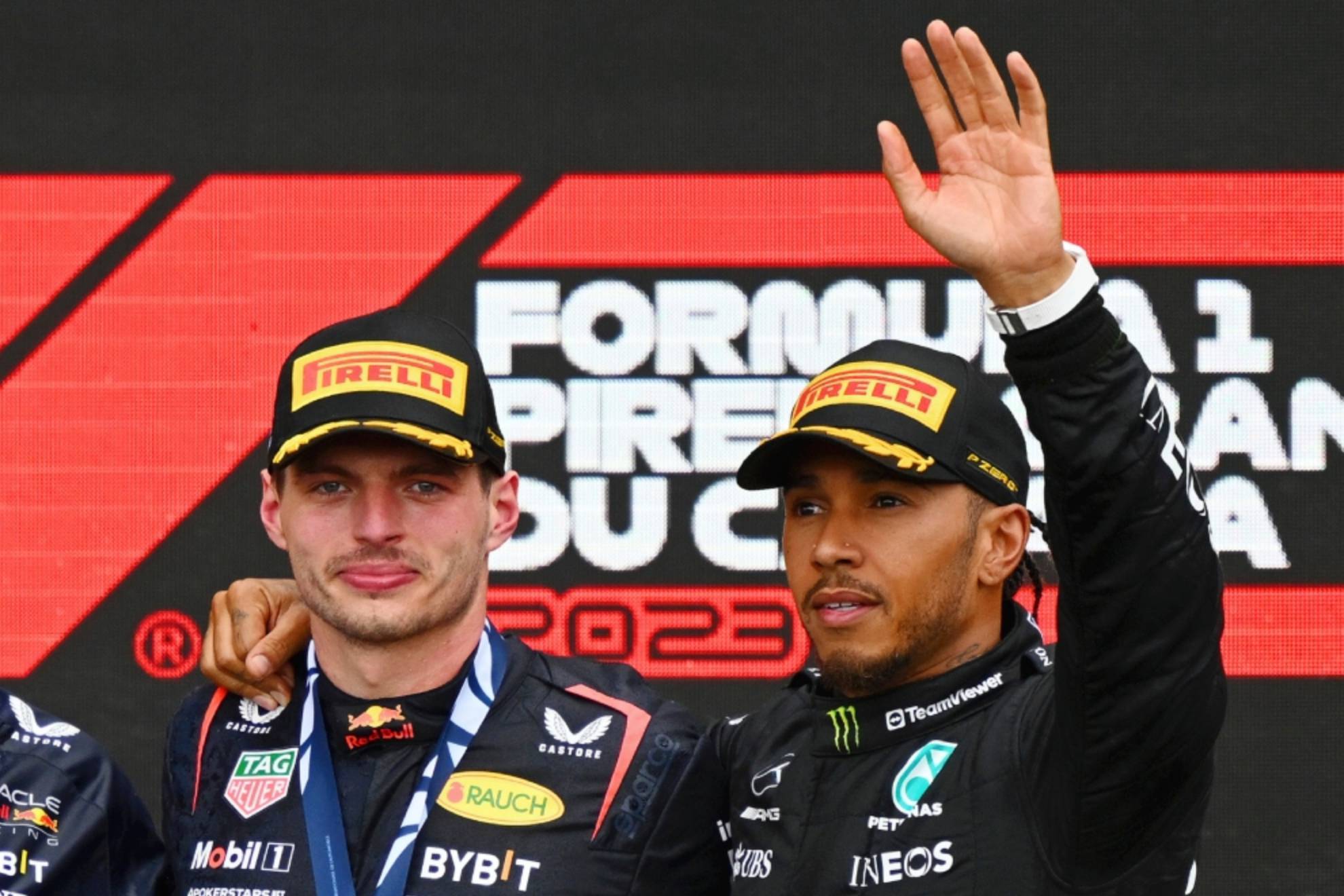 Lewis Hamilton y Max verstappen en un podio.