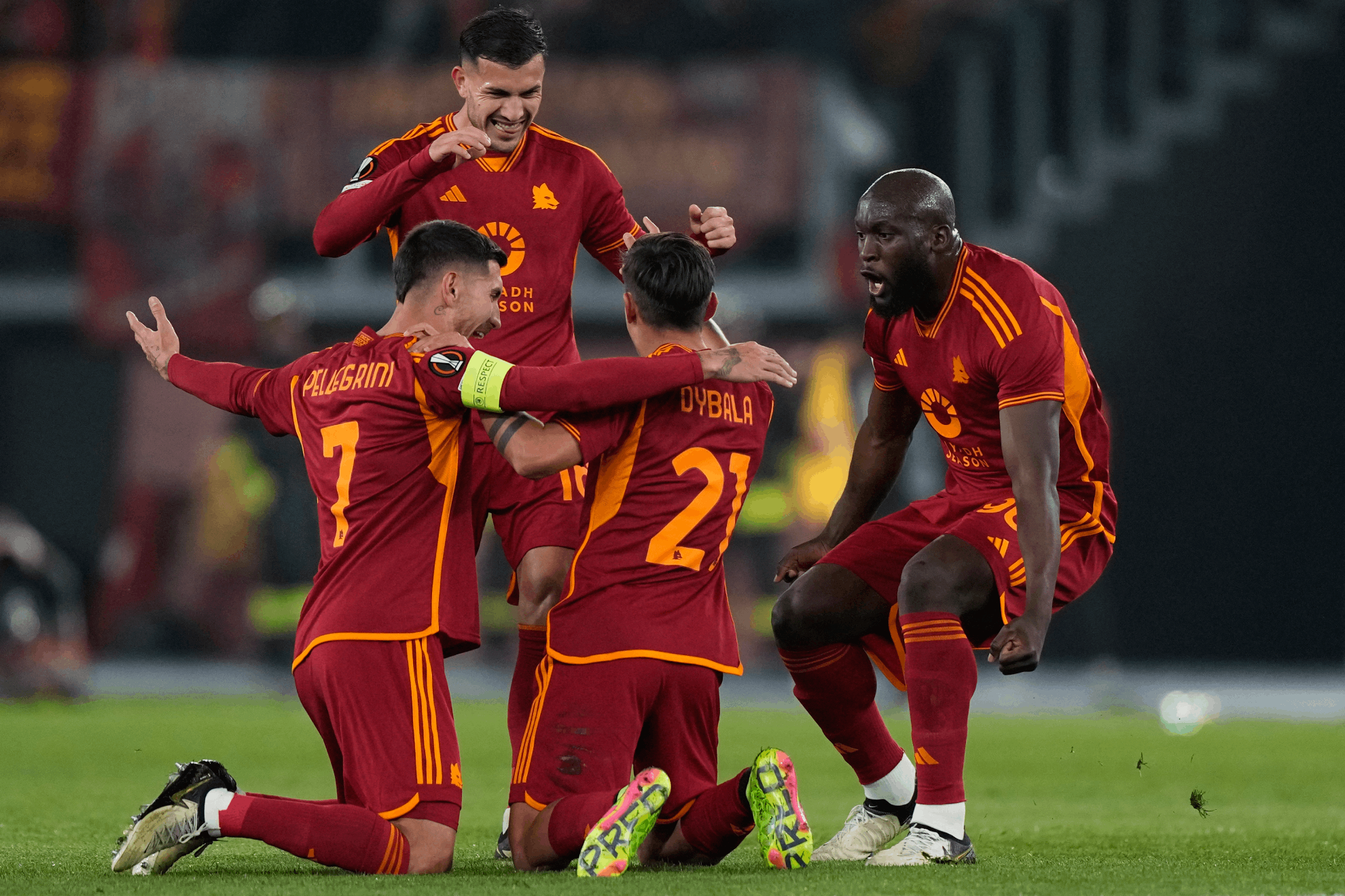 Los jugadores de la Roma celebran el 1-0