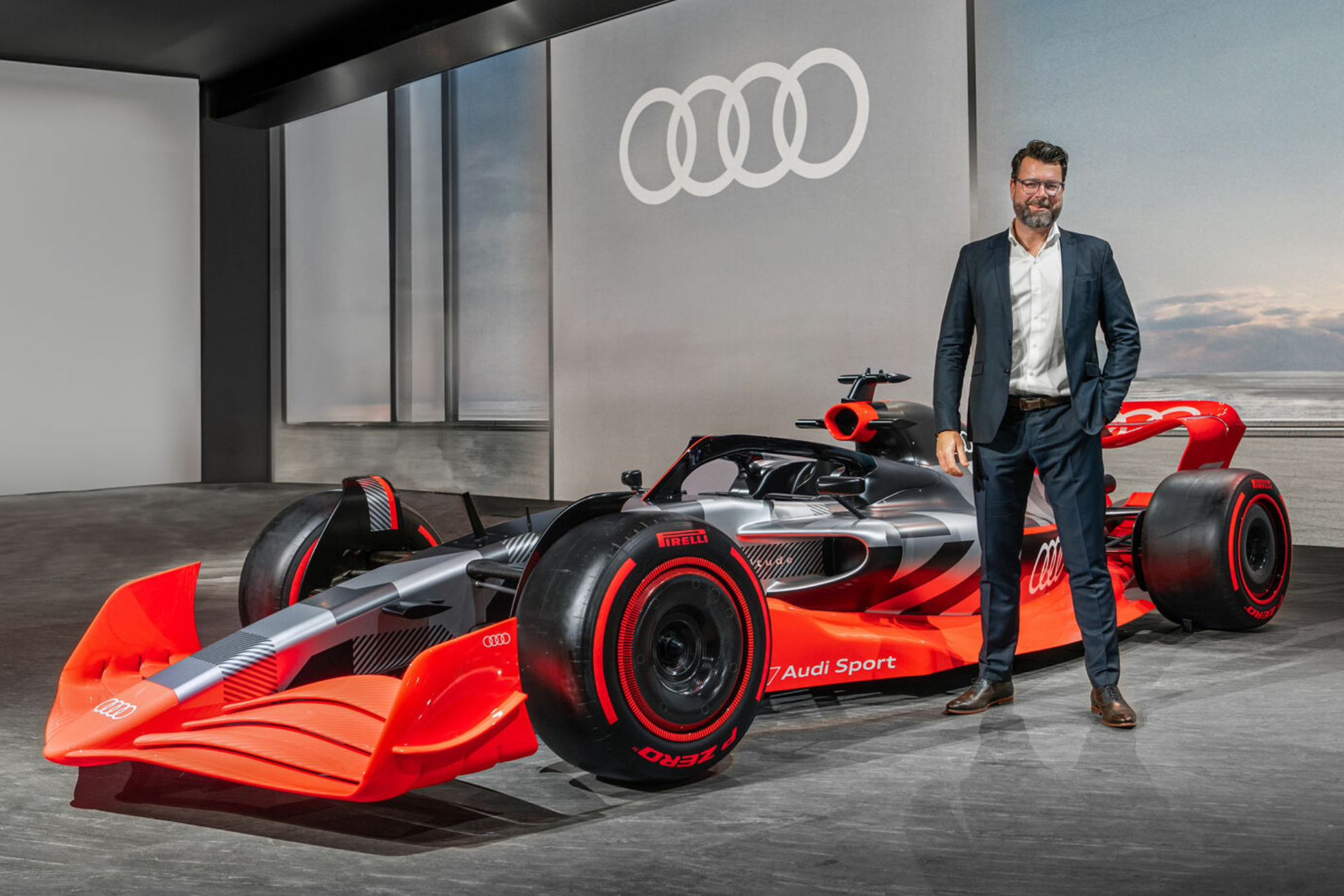 Gernot Dllner, CEO de Audi, junto al prototipo para la F1.