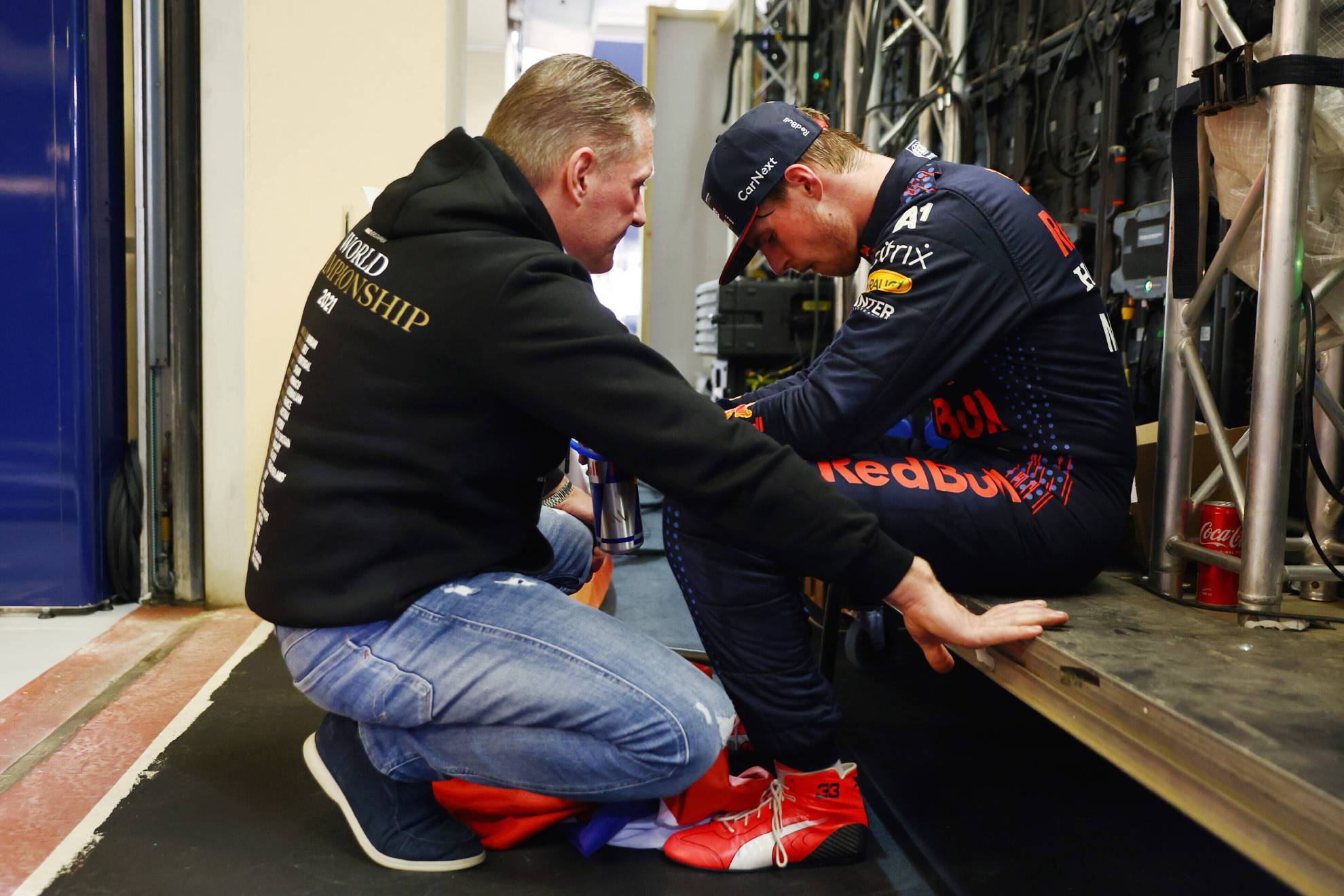 Jos Verstappen junto con su hijo Max tras proclamarse campen del mundo en 2021.