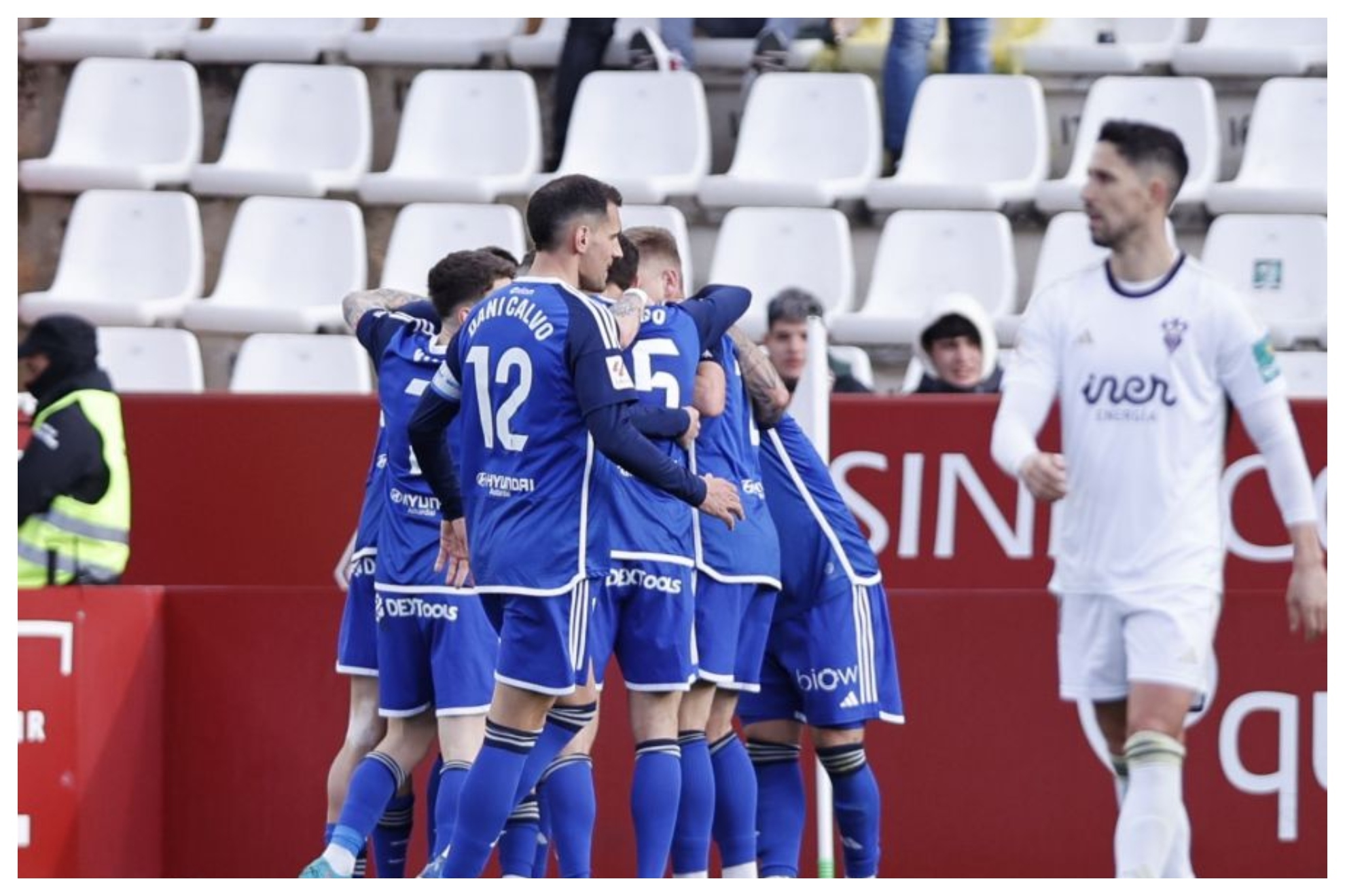 Los jugadores del Oviedo celebran su segundo gol ante un decepcionado Fidel