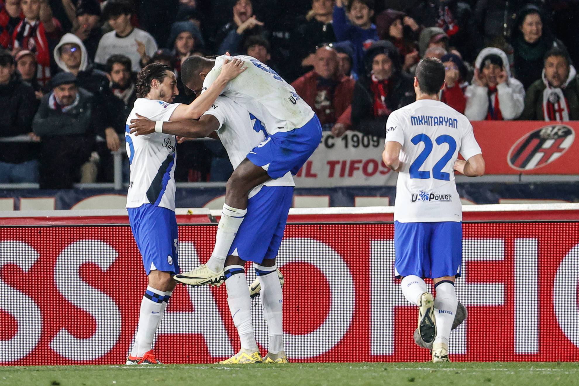 Los jugadores del Inter celebran el tanto de Yann Biseck.