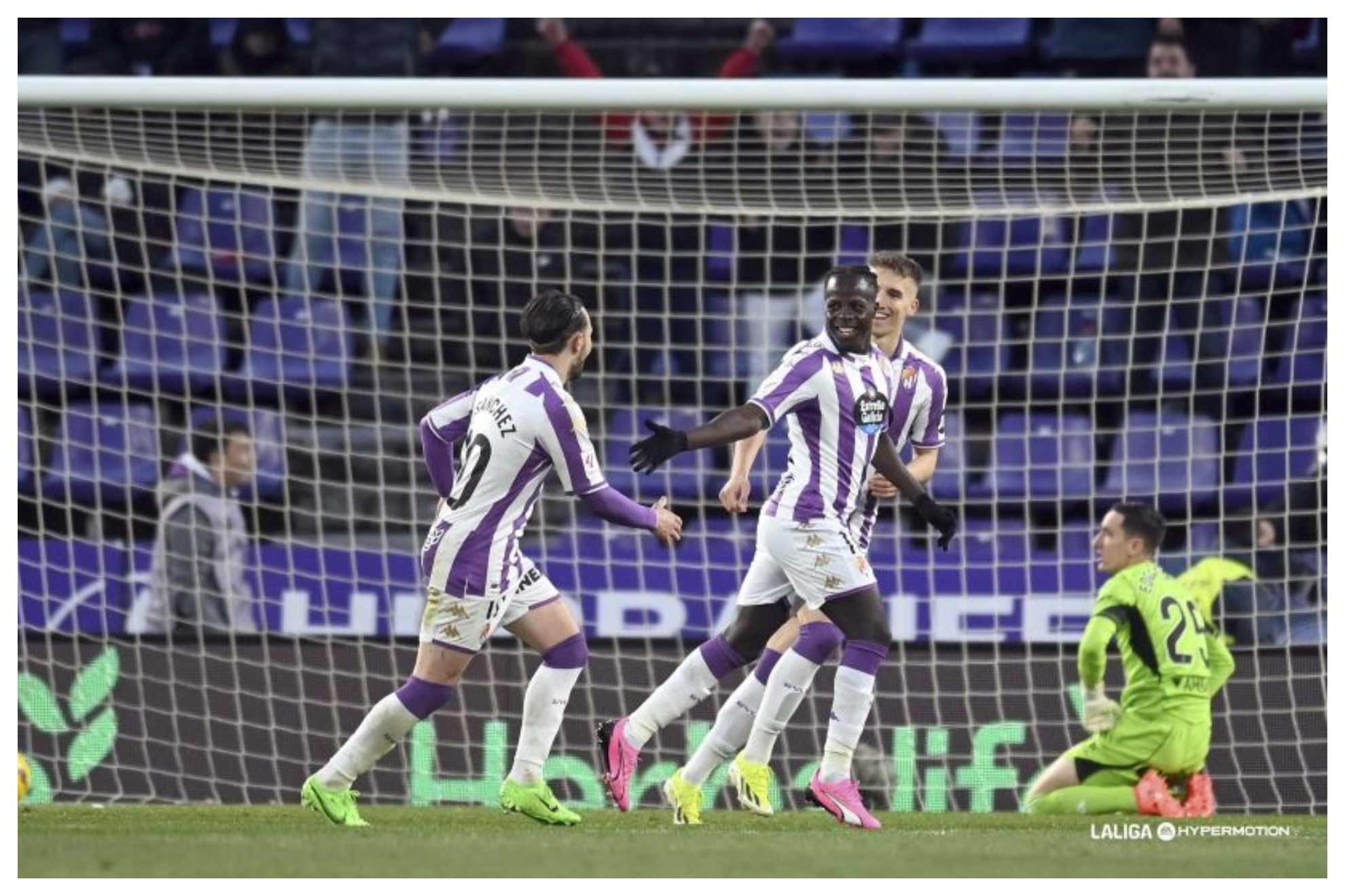 Amath celebra su primer gol al Zaragoza con el batido Edgar Bad�a en el suelo
