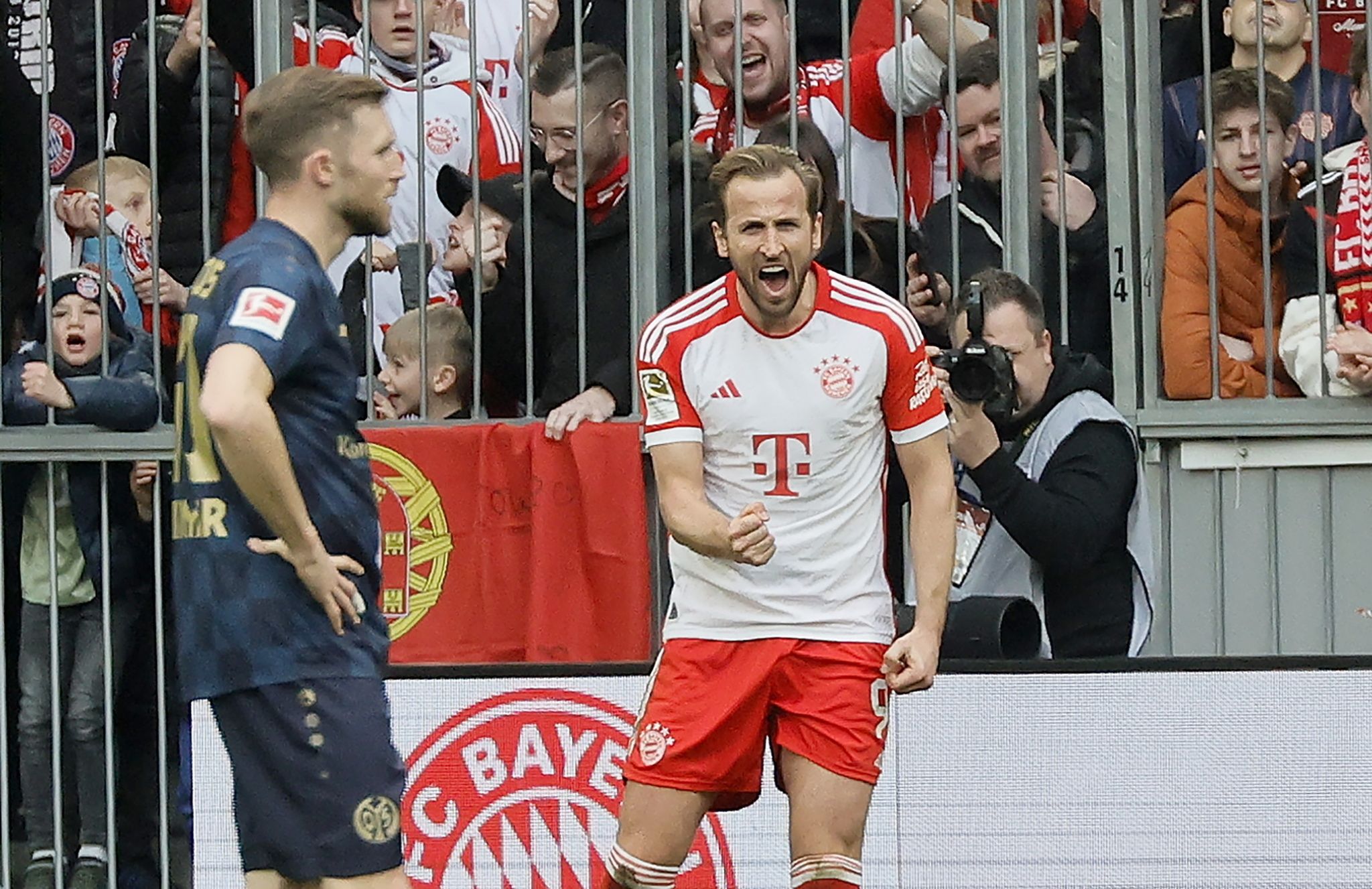 Bayern Munichs Harry Kane (R) celebrates scoring