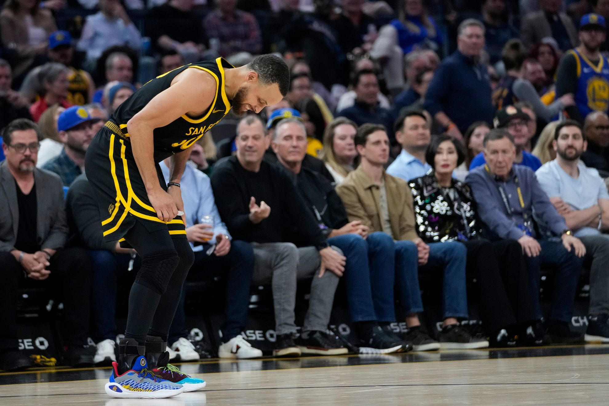 Stephen Curry received an MRI that confirmed a sprained right ankle after exiting Thursdays game against the Bulls.  Curry will not play in tonights game against the Spurs and will be re-evaluated again on Tuesday.
