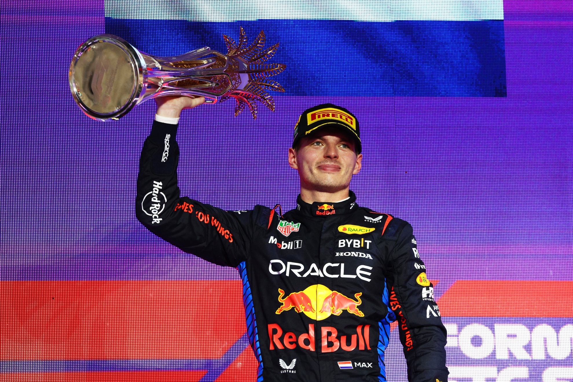 Max Verstappen celebra su victoria en el podio de Jeddah.