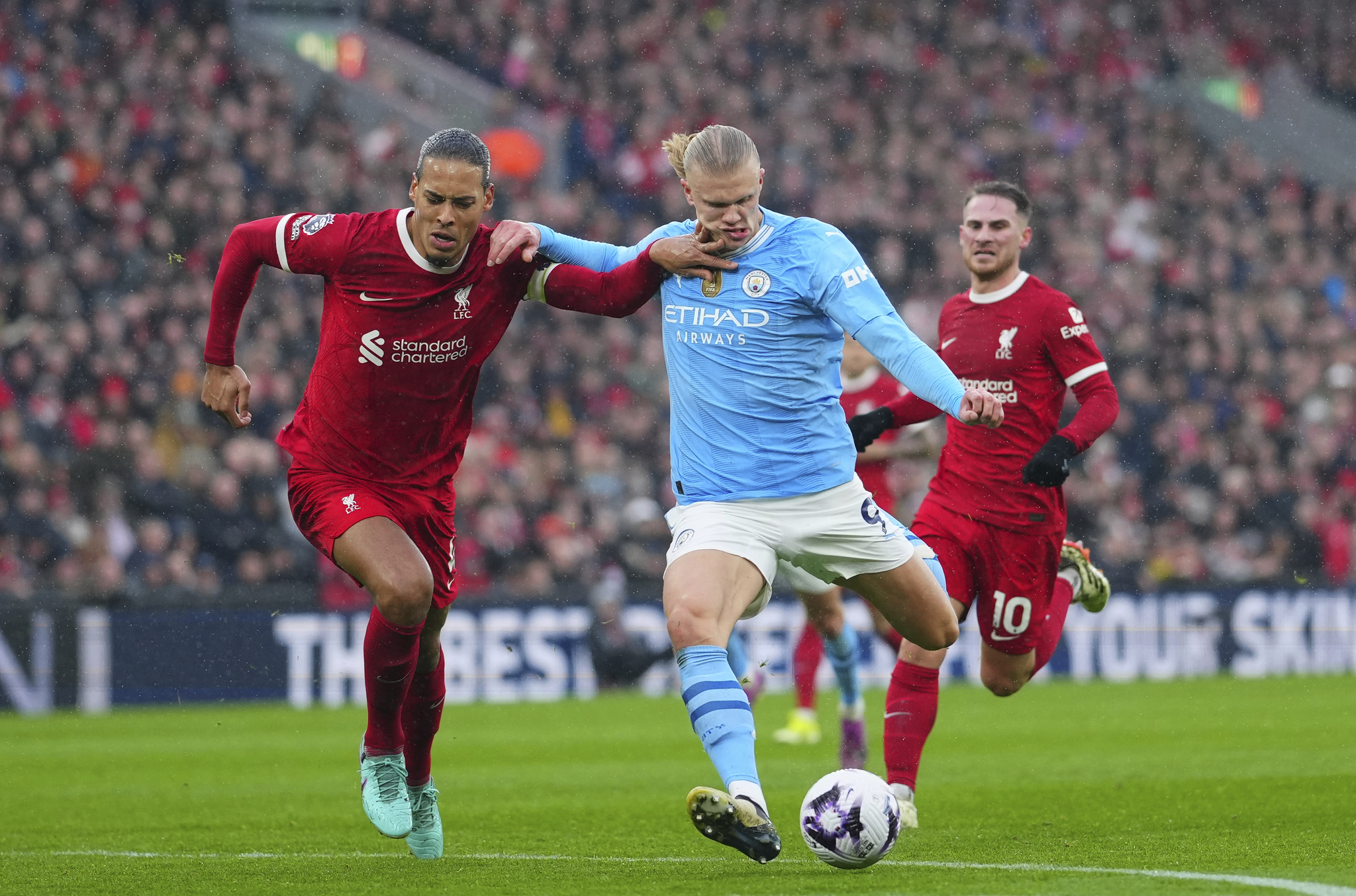 Liverpools Virgil van Dijk, left, tries to stop Manchester Citys Erling Haaland