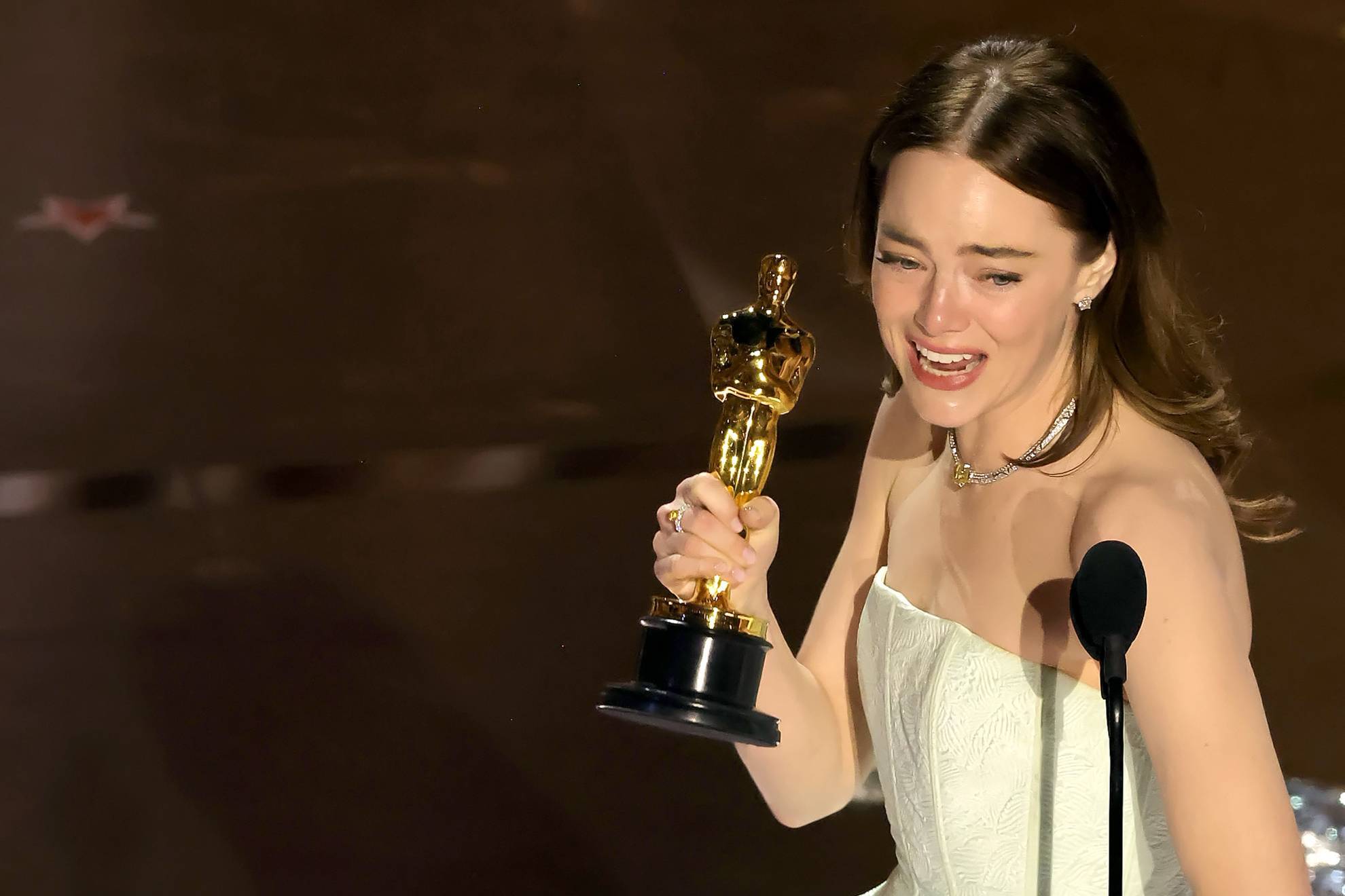 Emma Stone logra el Oscar a la mejor actriz protagonista por su papel en Pobres criaturas