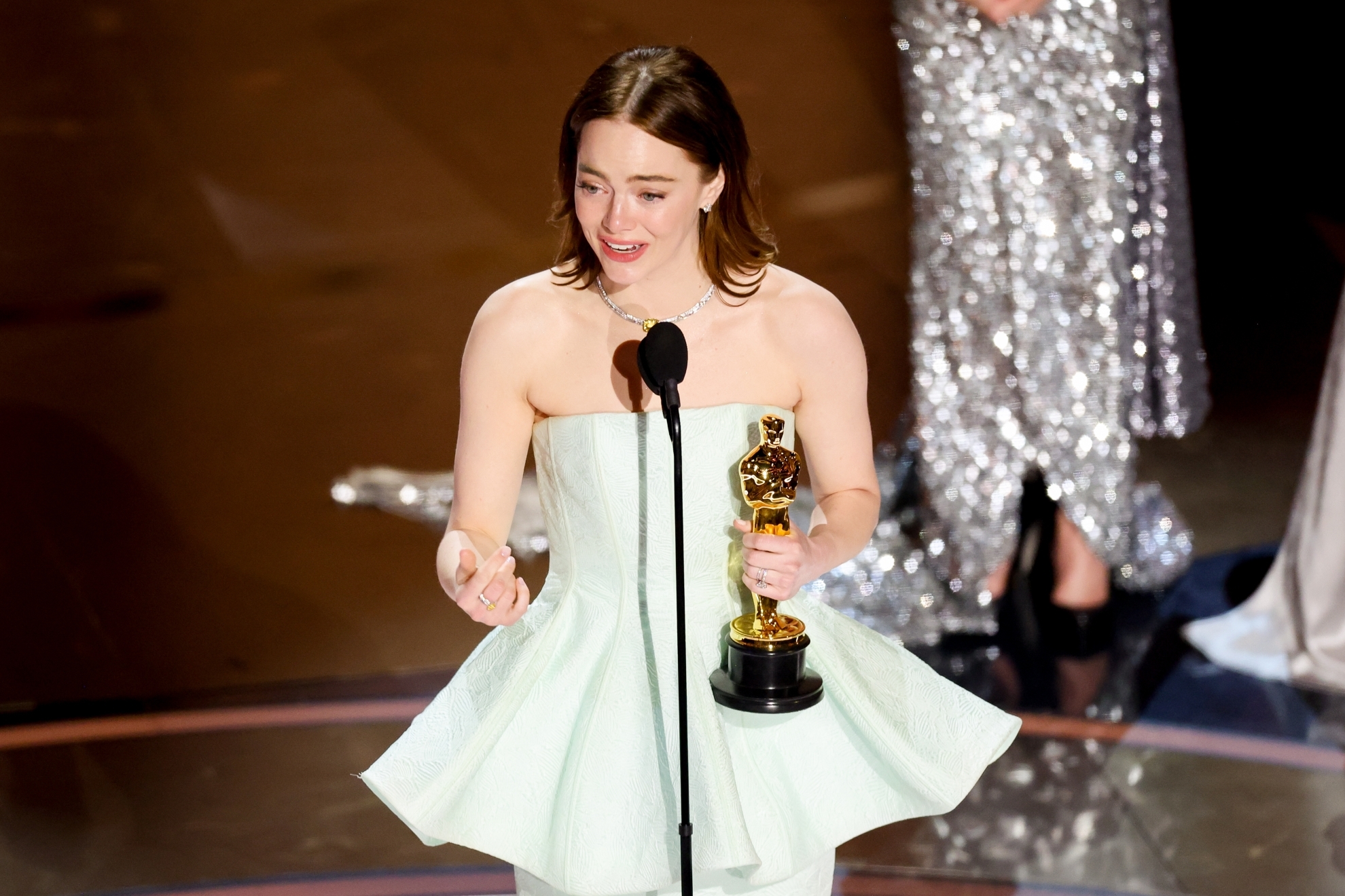 Emma Stone recoge el premio a la mejor actriz.