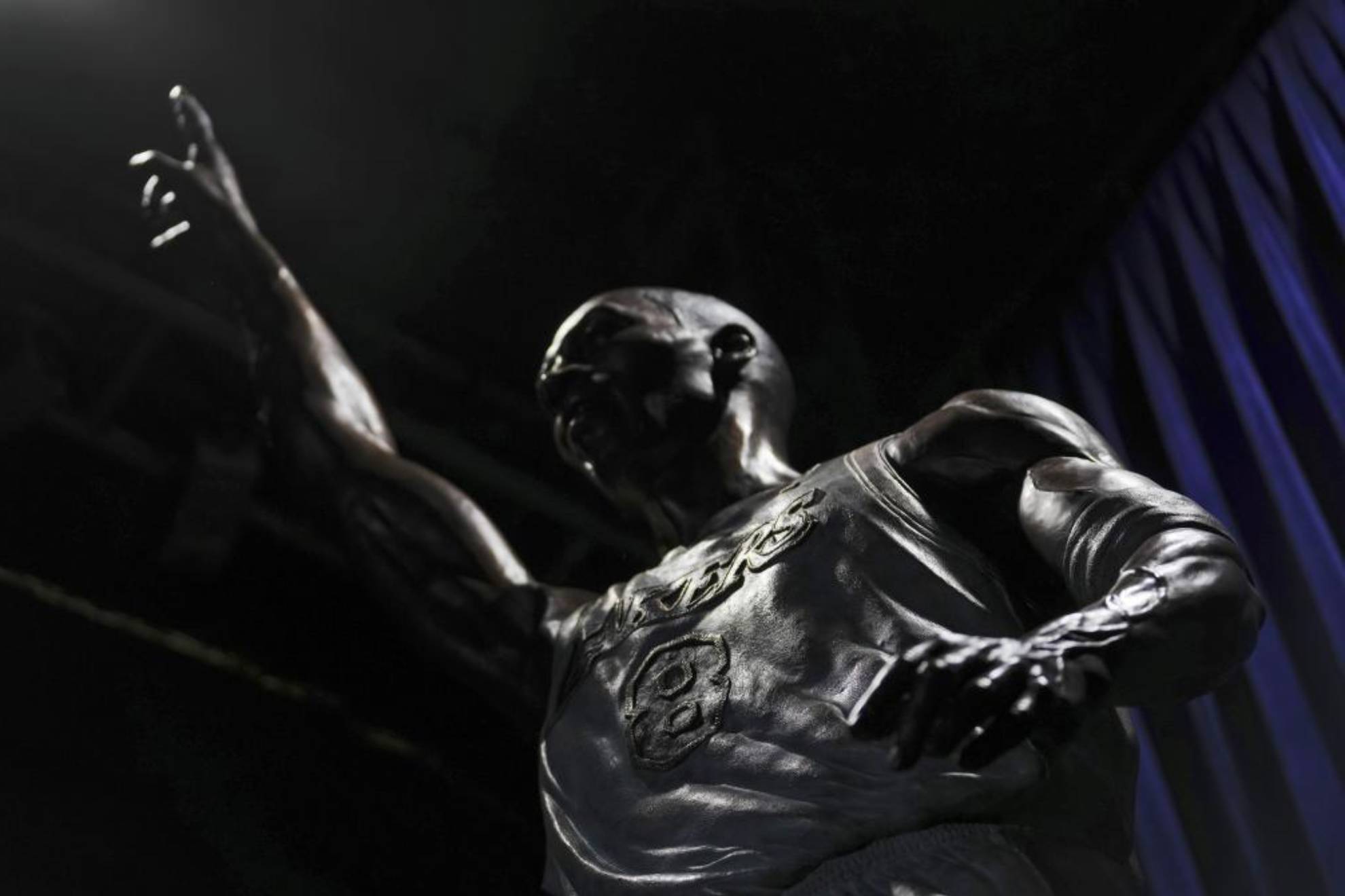 Detalle de la estatua de Kobe Bryant.