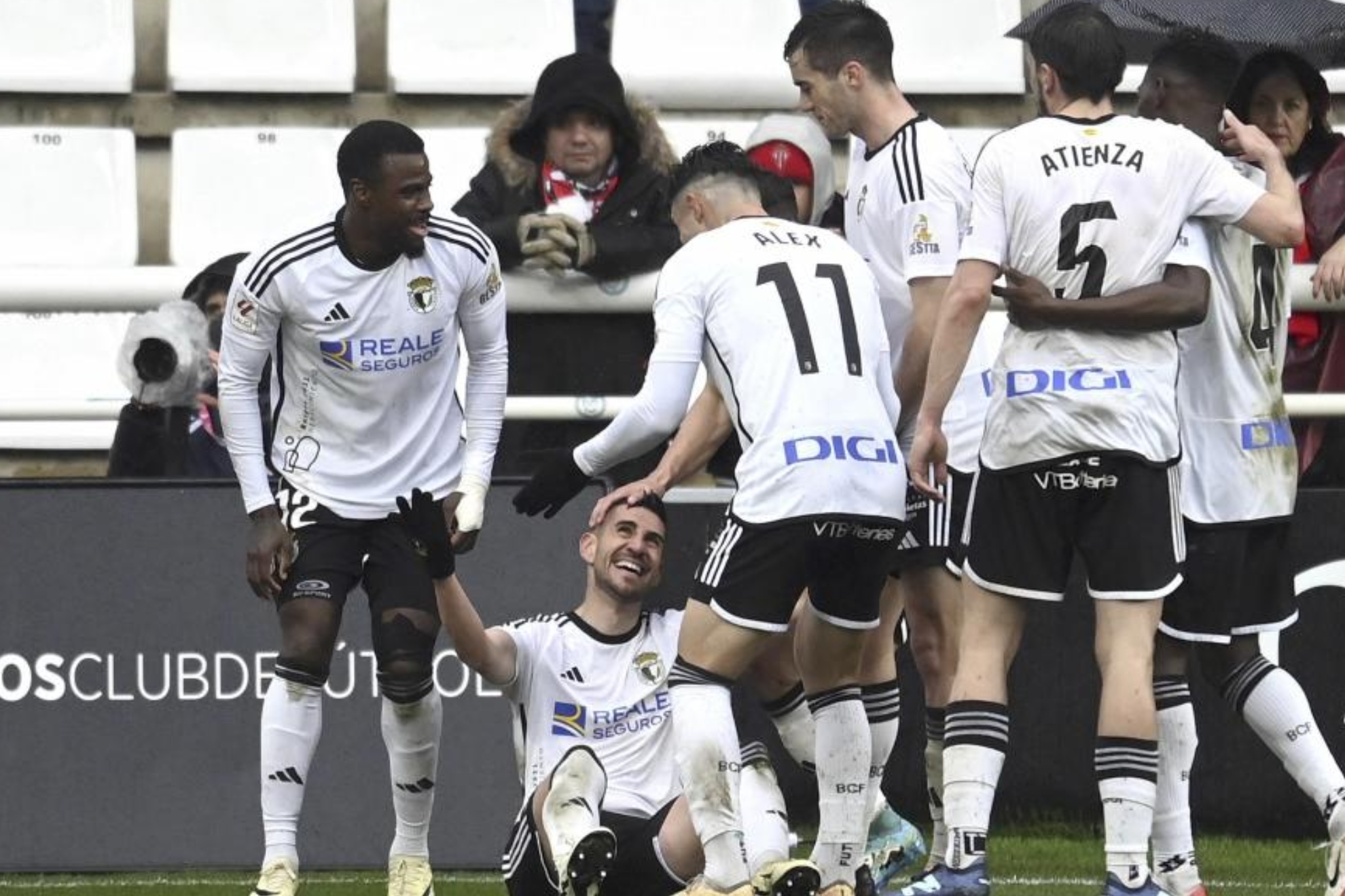 Los jugadores del Burgos celebran uno de los goles de Dani Ojeda.