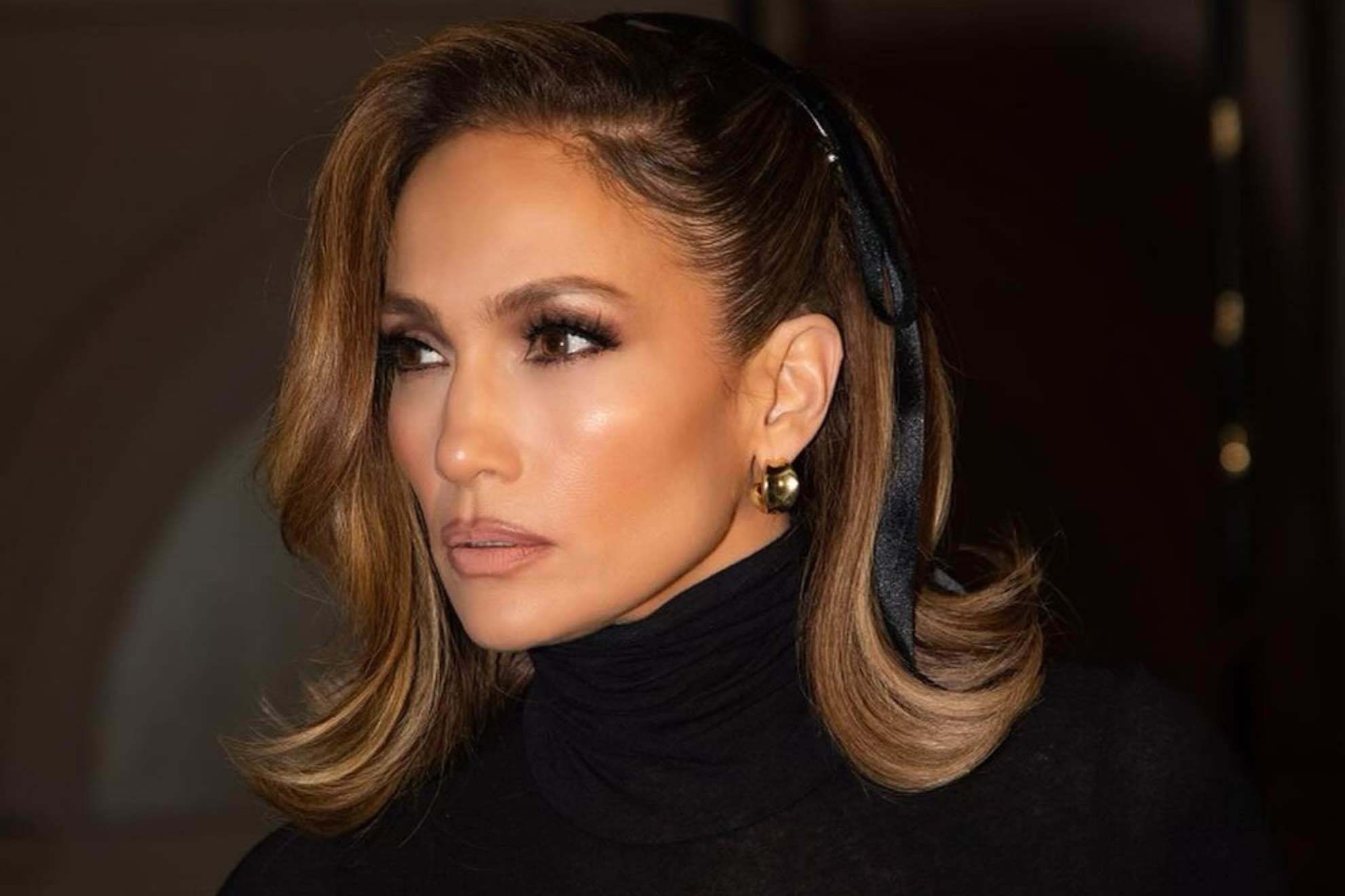 Jennifer Lopez has a trick that brings out her teenage years