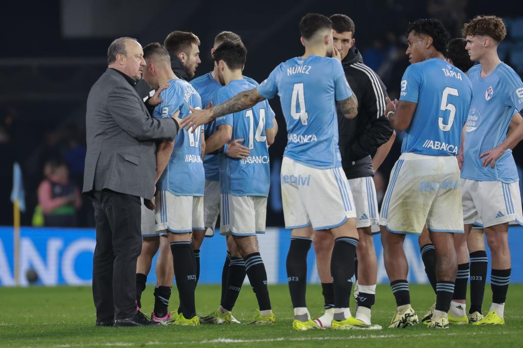 El entrenador del Celta Rafa Ben�tez consuela a sus jugadores tras perder un partido en esta liga.