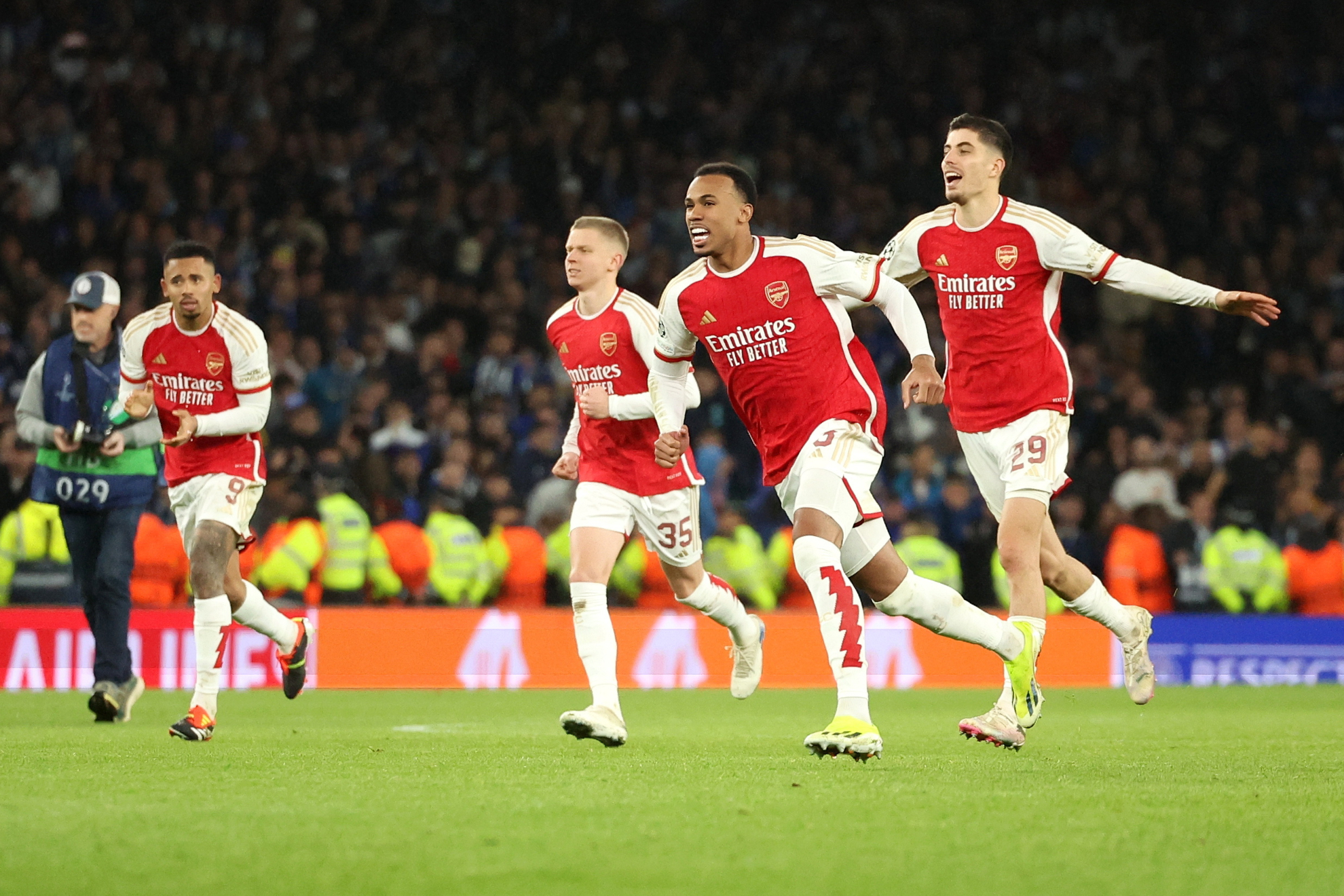 Los jugadores del Arsenal celebran el pase a los cuartos de Champions.