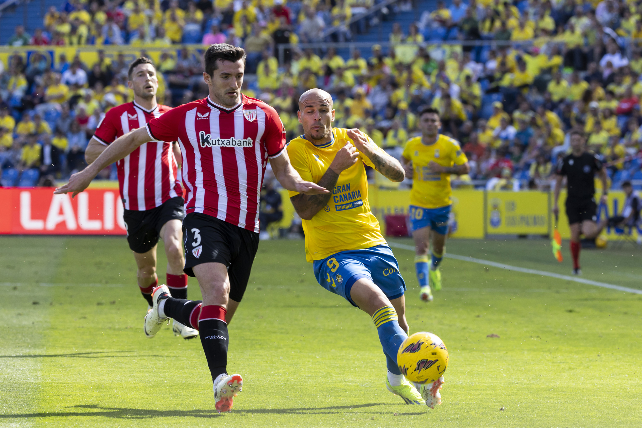 Vivian se adelanta a Sandro en el �ltimo partido de Liga ante Las Palmas.