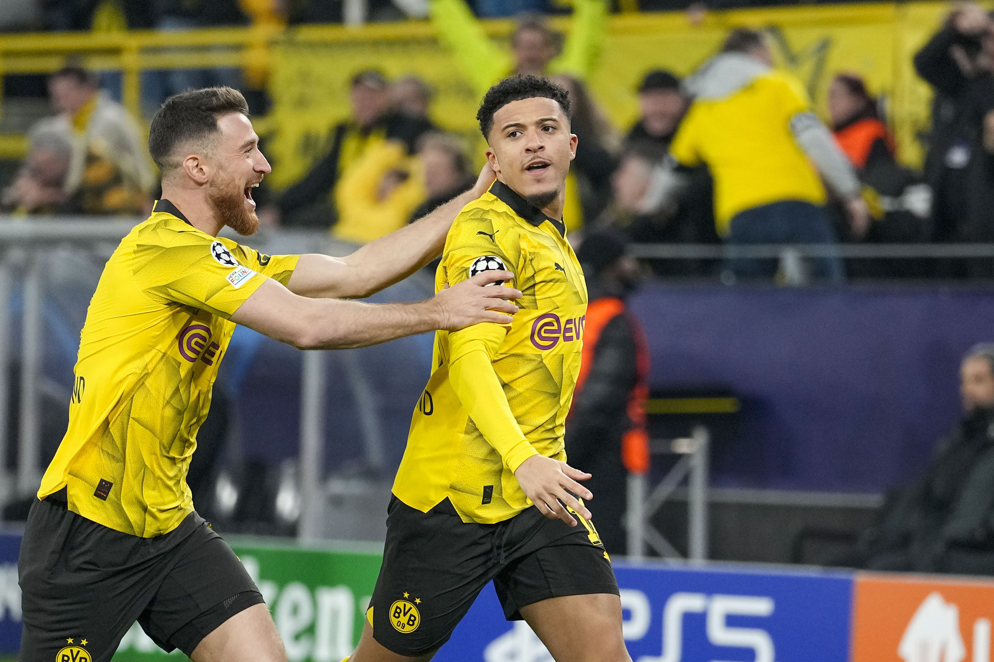 Dortmunds Jadon Sancho, right, celebrates with Dortmunds Salih Ozcan